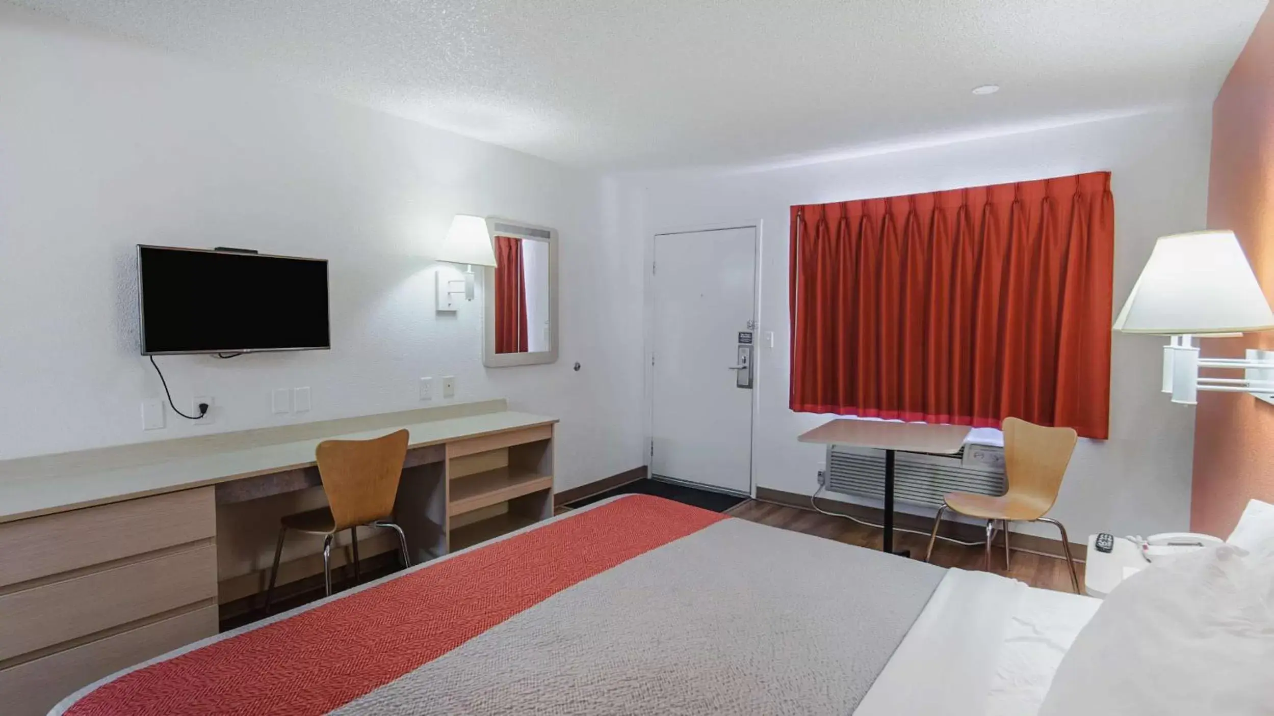 Bedroom, TV/Entertainment Center in Motel 6-Medford, OR - North