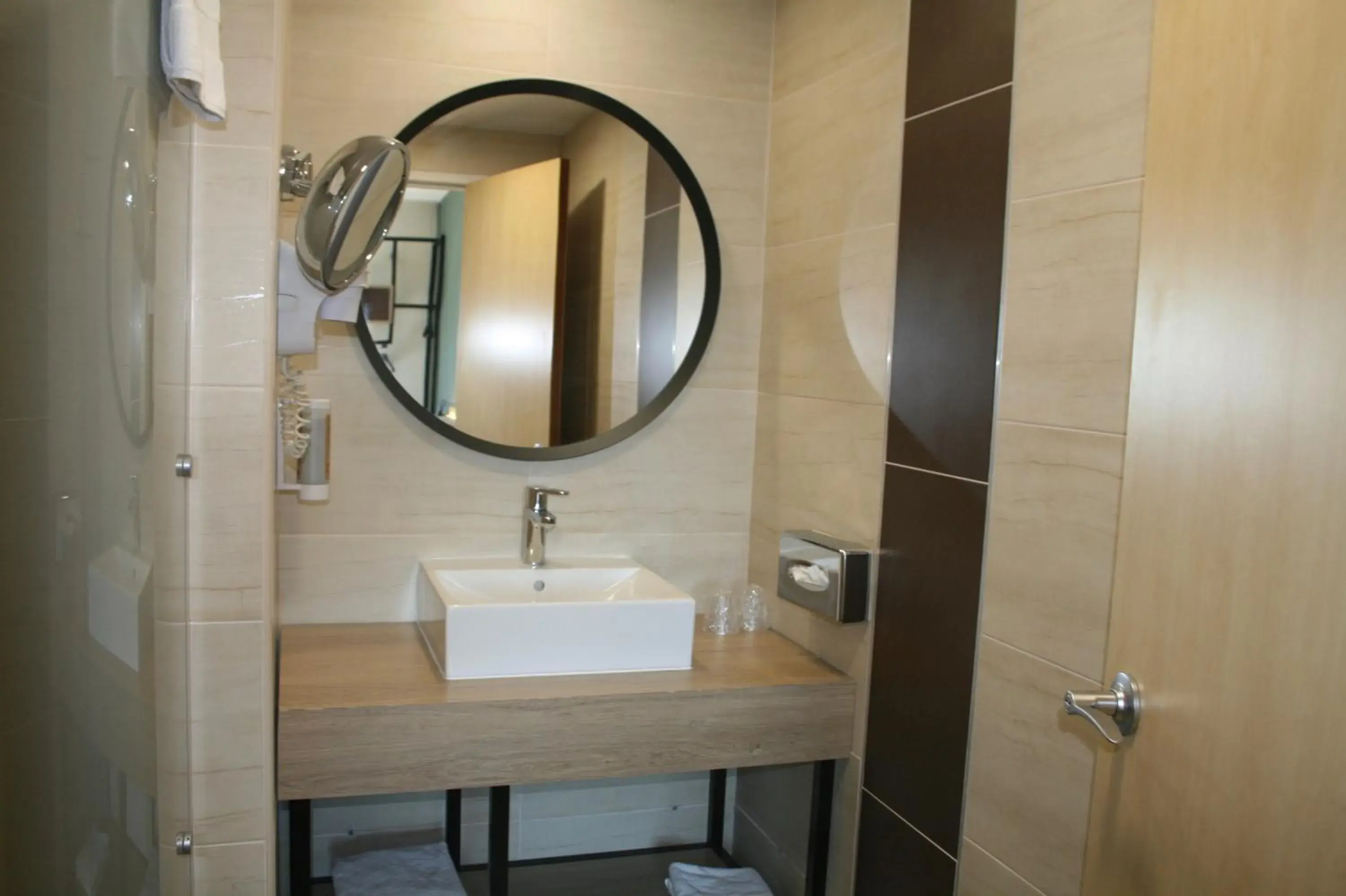 Bathroom in Kyriad Prestige Montpellier Ouest - Croix D'argent