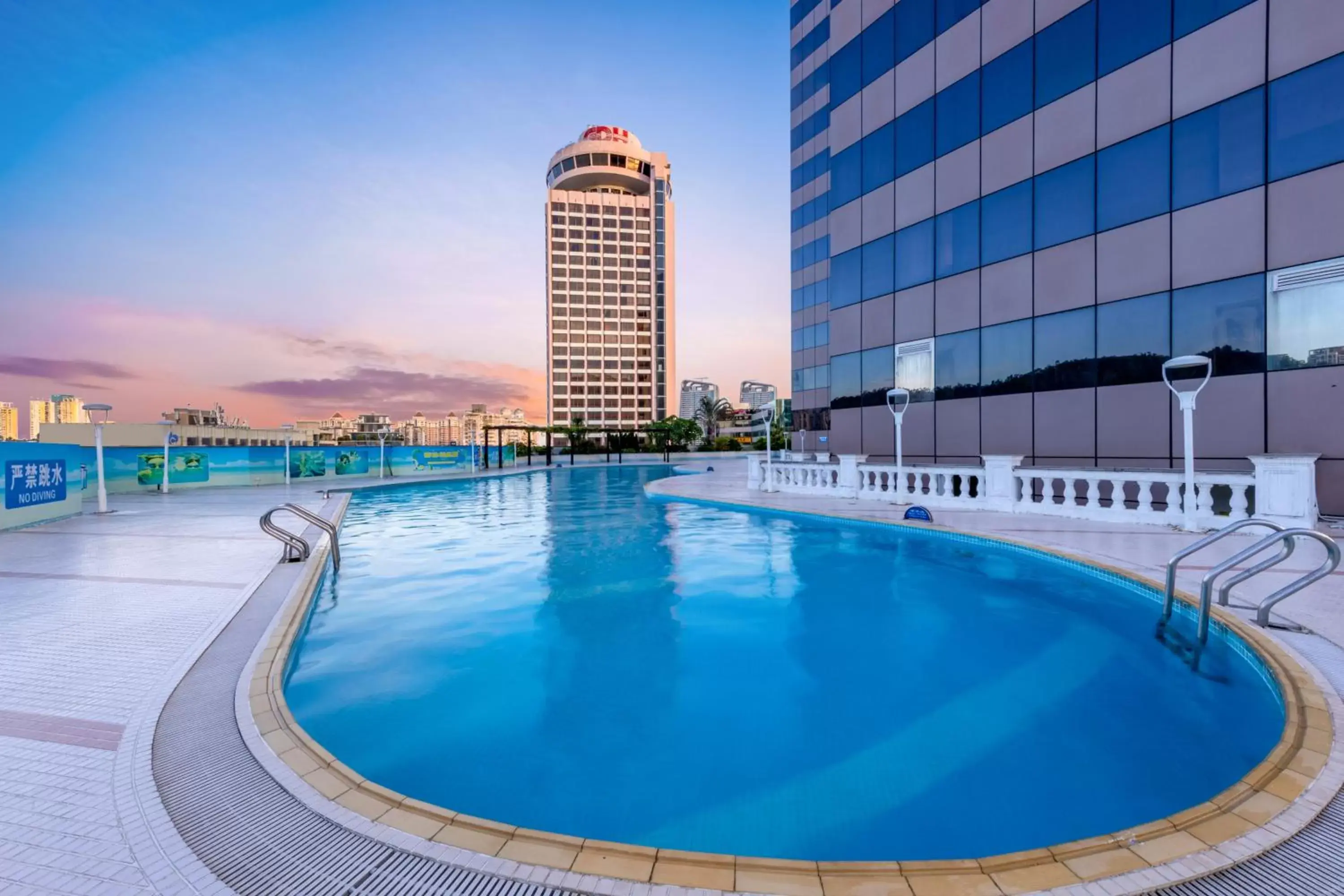 Property building, Swimming Pool in Guangdong Hotel (Zhuhai)