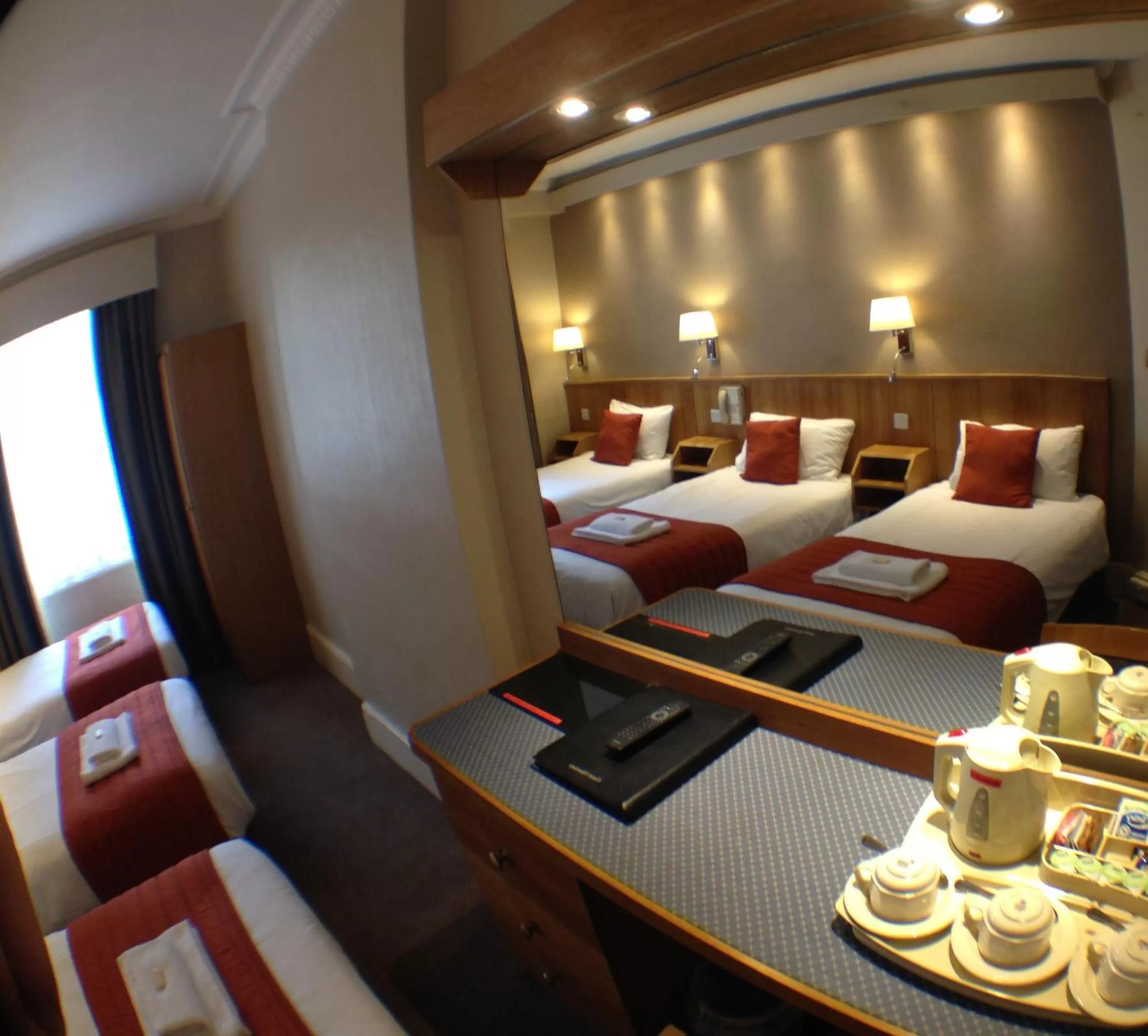 Photo of the whole room, Bed in Columbus Hotel