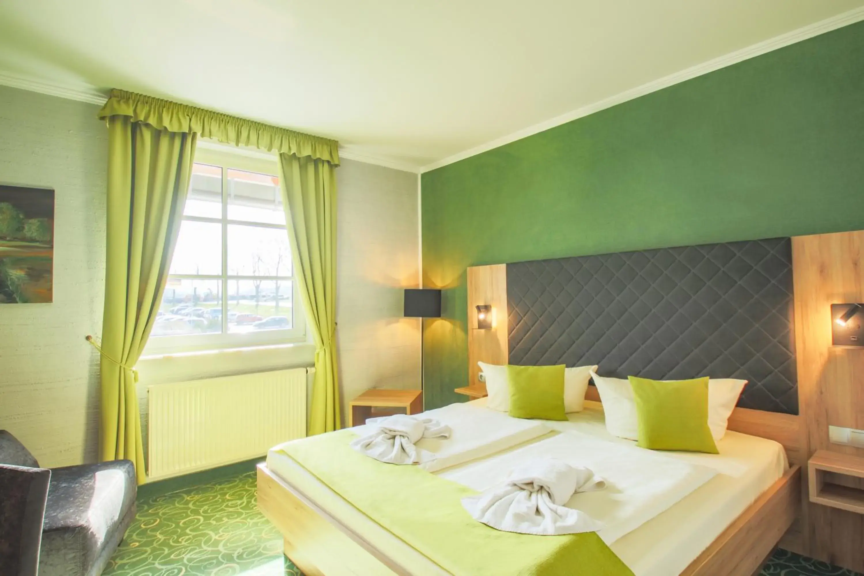 room service, Bed in Panorama Berghotel Wettiner Hohe