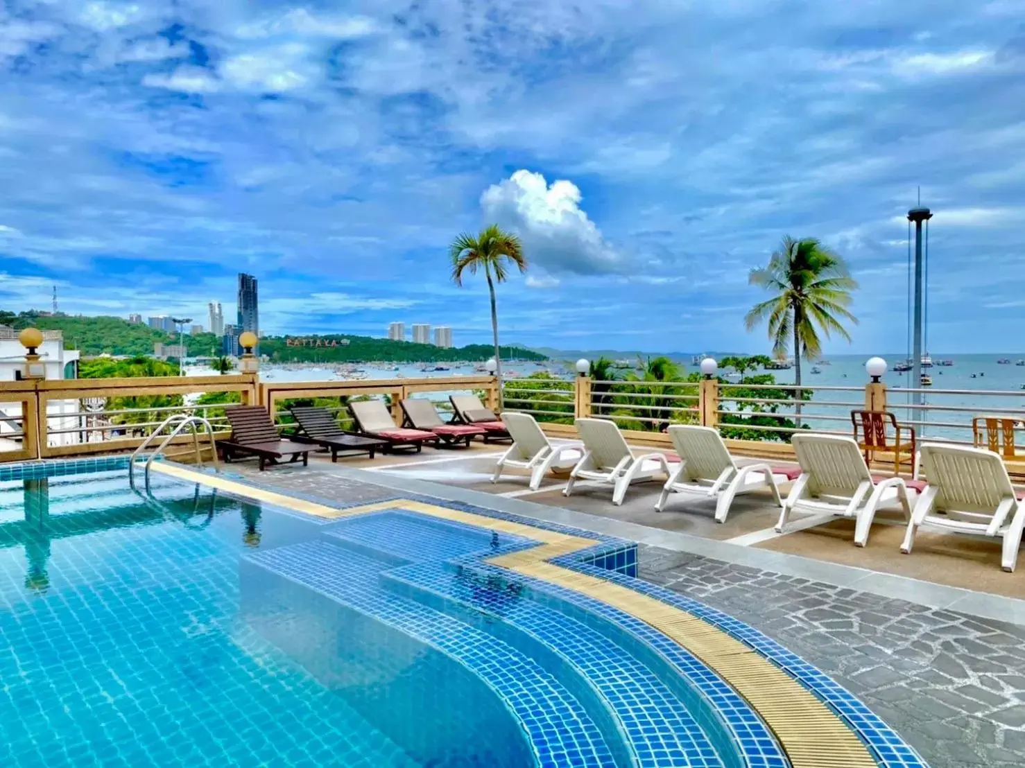 Pool view, Swimming Pool in AA Hotel Pattaya