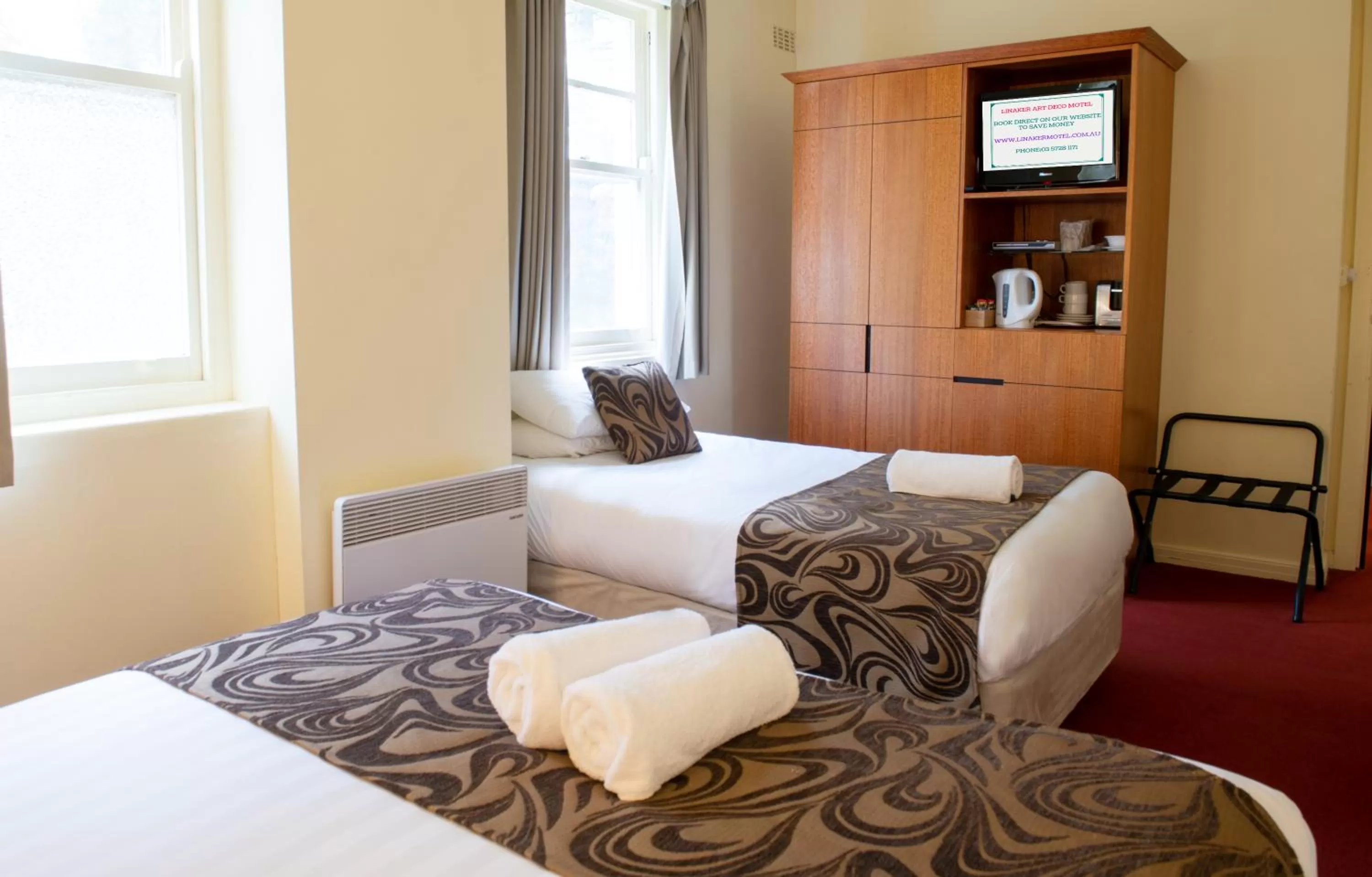 Bed in Linaker Art Deco Motel