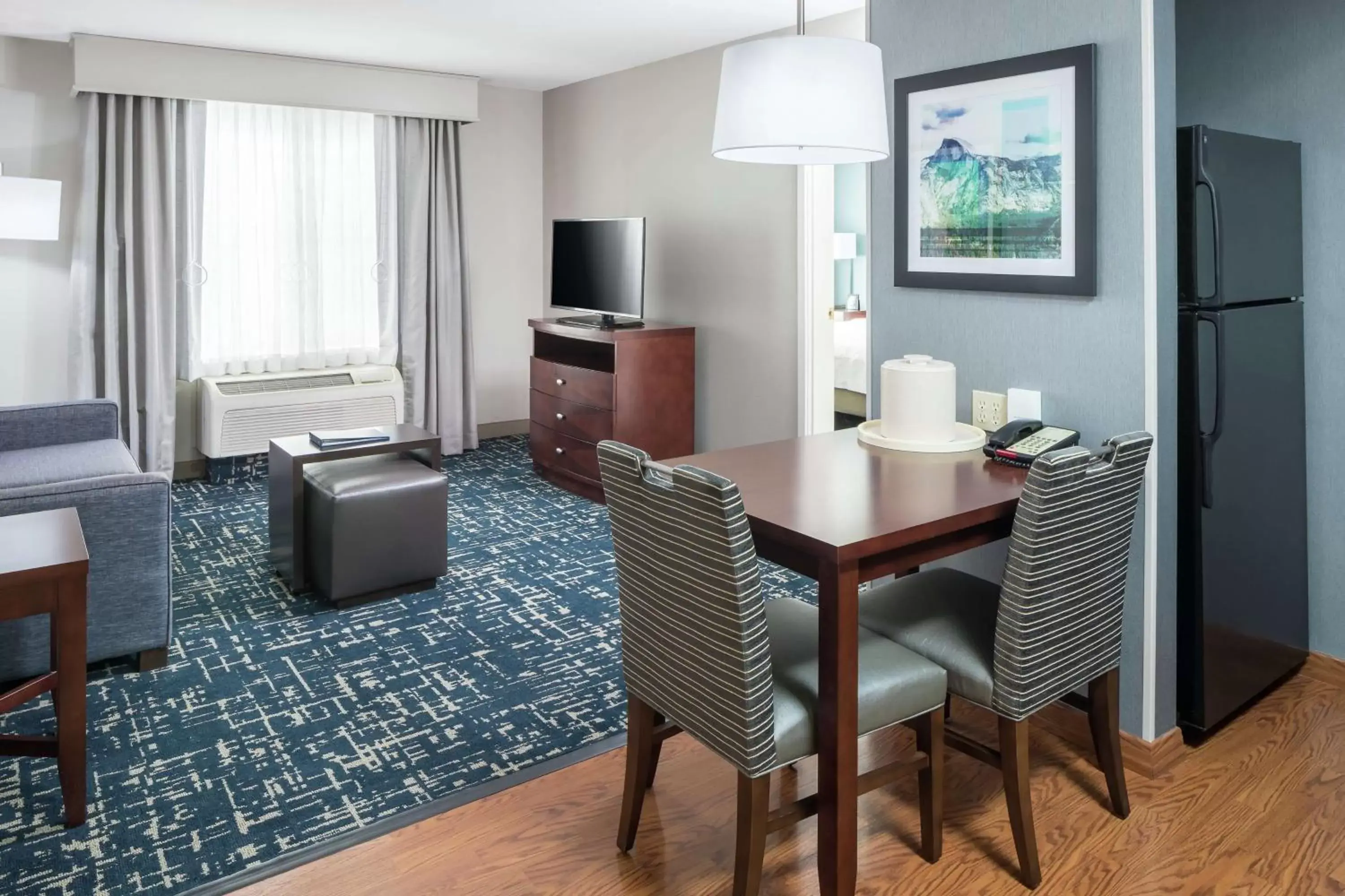 Living room, TV/Entertainment Center in Homewood Suites by Hilton Fresno Airport/Clovis