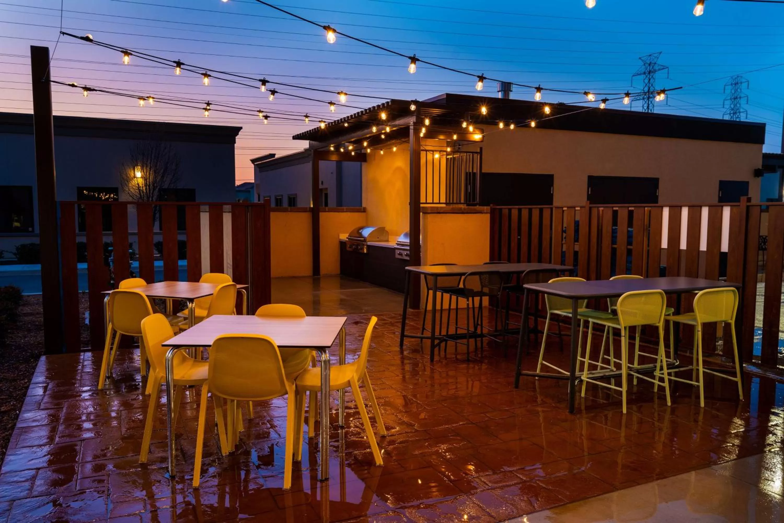 Dining area in Home2 Suites Bakersfield