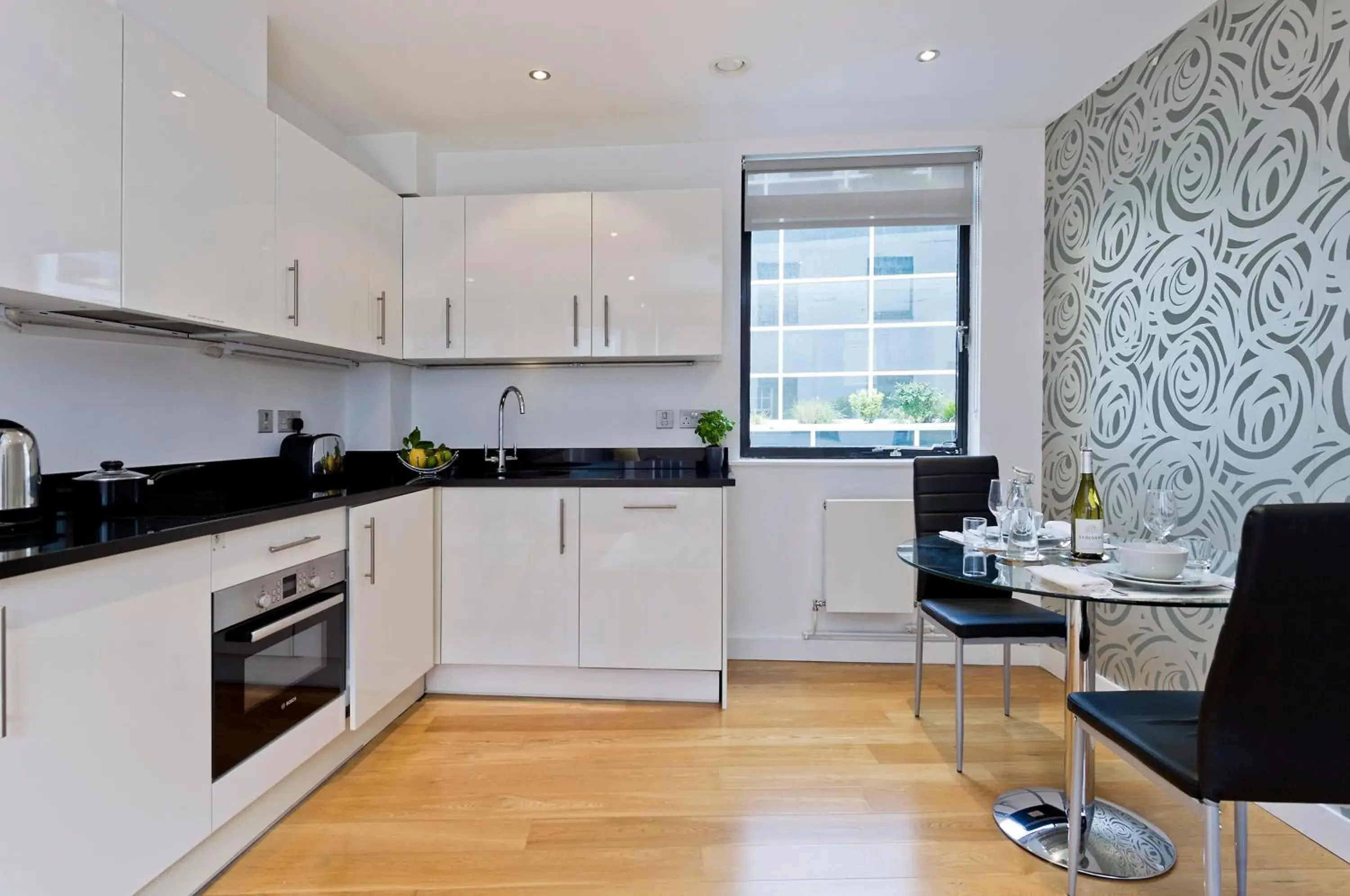 Kitchen or kitchenette in Red Lion Court by City2Stay