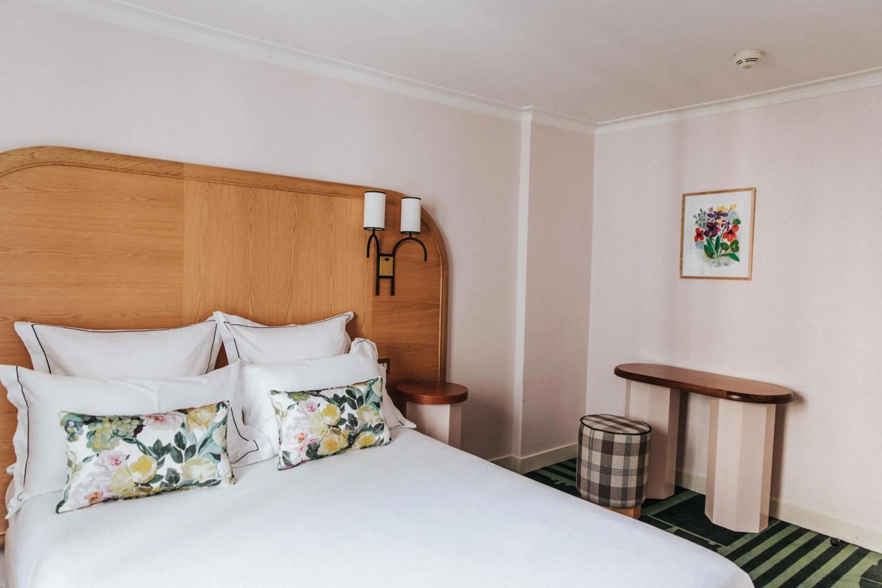 Bedroom, Bed in Hôtel Bienvenue