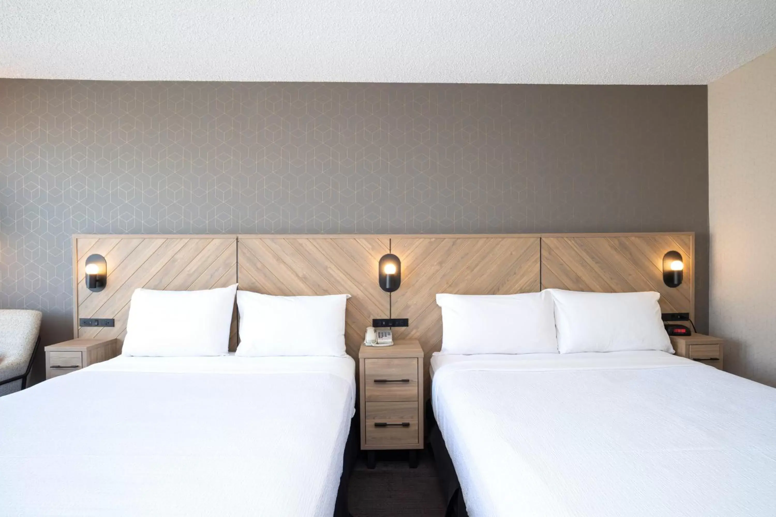 Photo of the whole room, Bed in Sandman Hotel Montreal - Longueuil