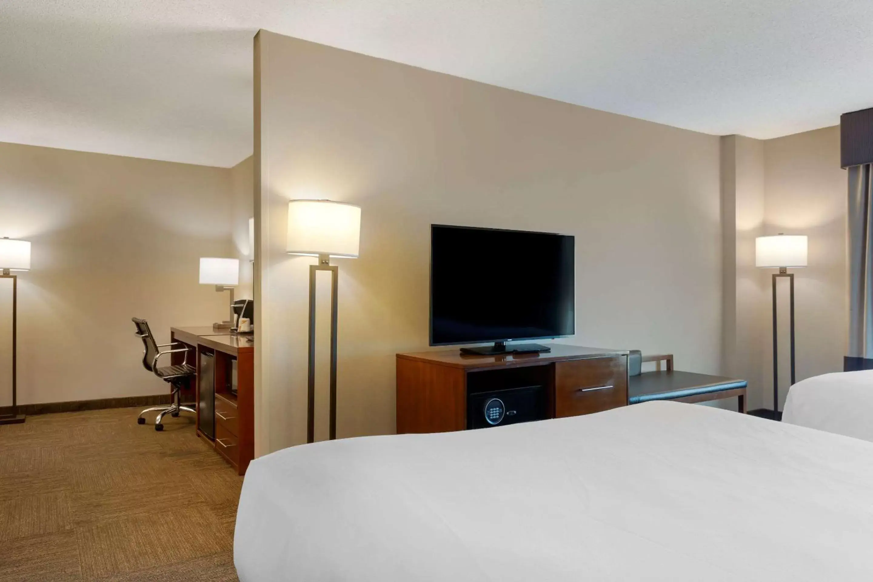 Bedroom, TV/Entertainment Center in Comfort Inn & Suites Presidential