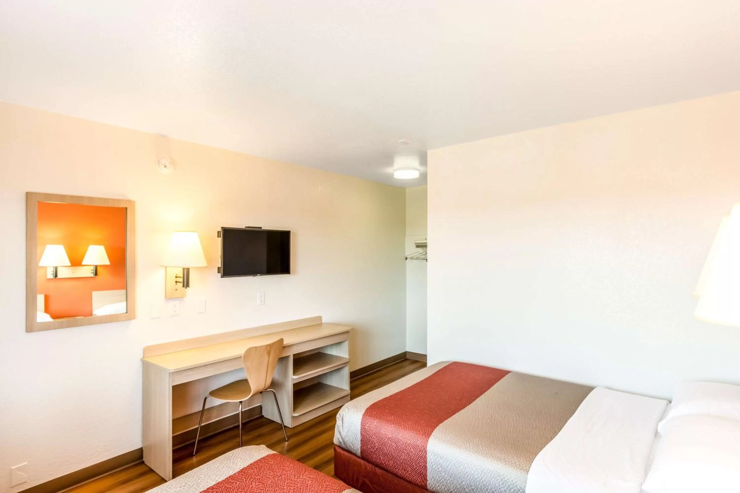 TV and multimedia, Bed in Motel 6-Redding, CA - Central