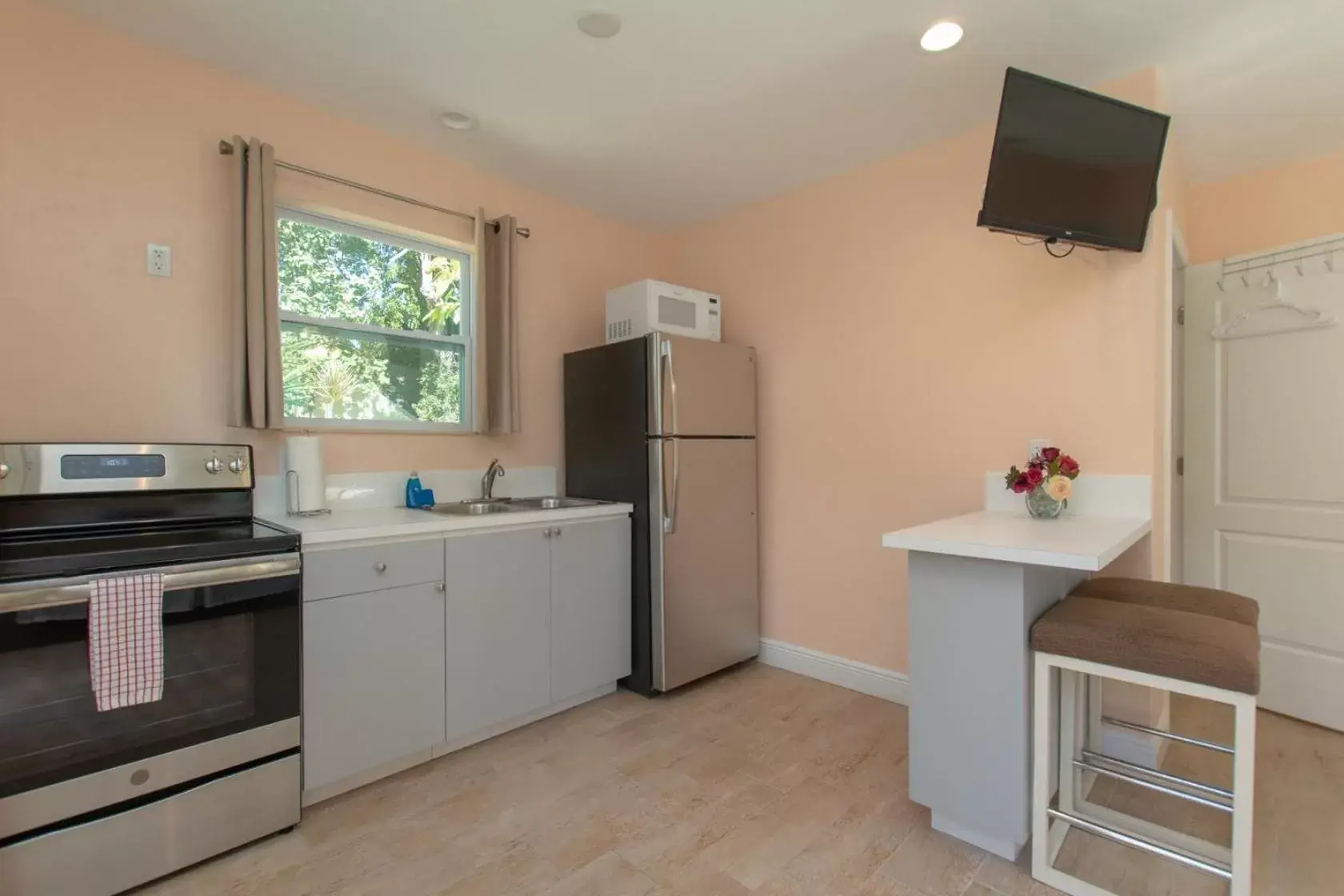 Kitchen/Kitchenette in Sunset Cove Beach Resort