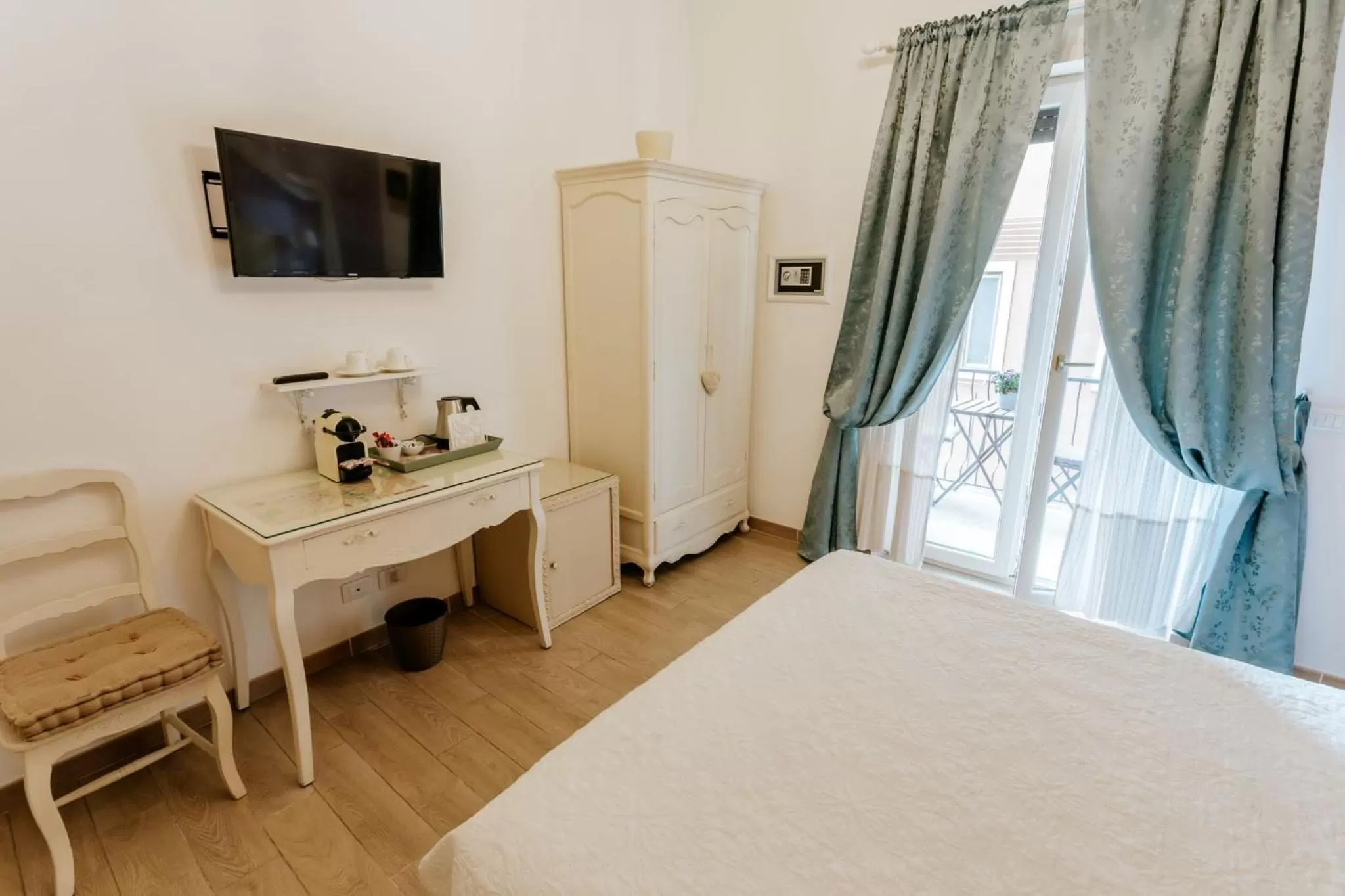 TV/Entertainment Center in Vatican Boutique inn