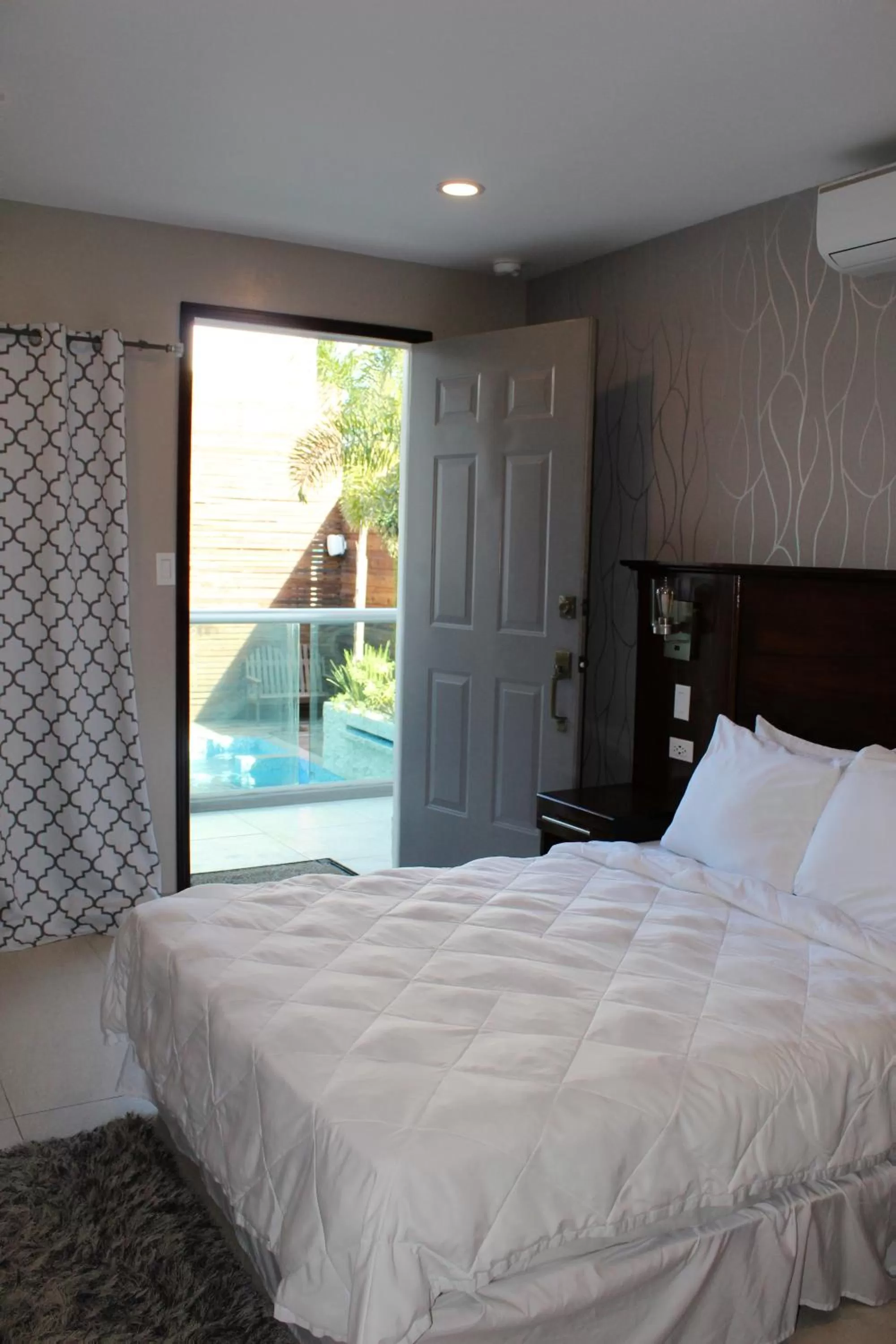 Double Room with Pool View in Barefoot Caye Caulker Hotel