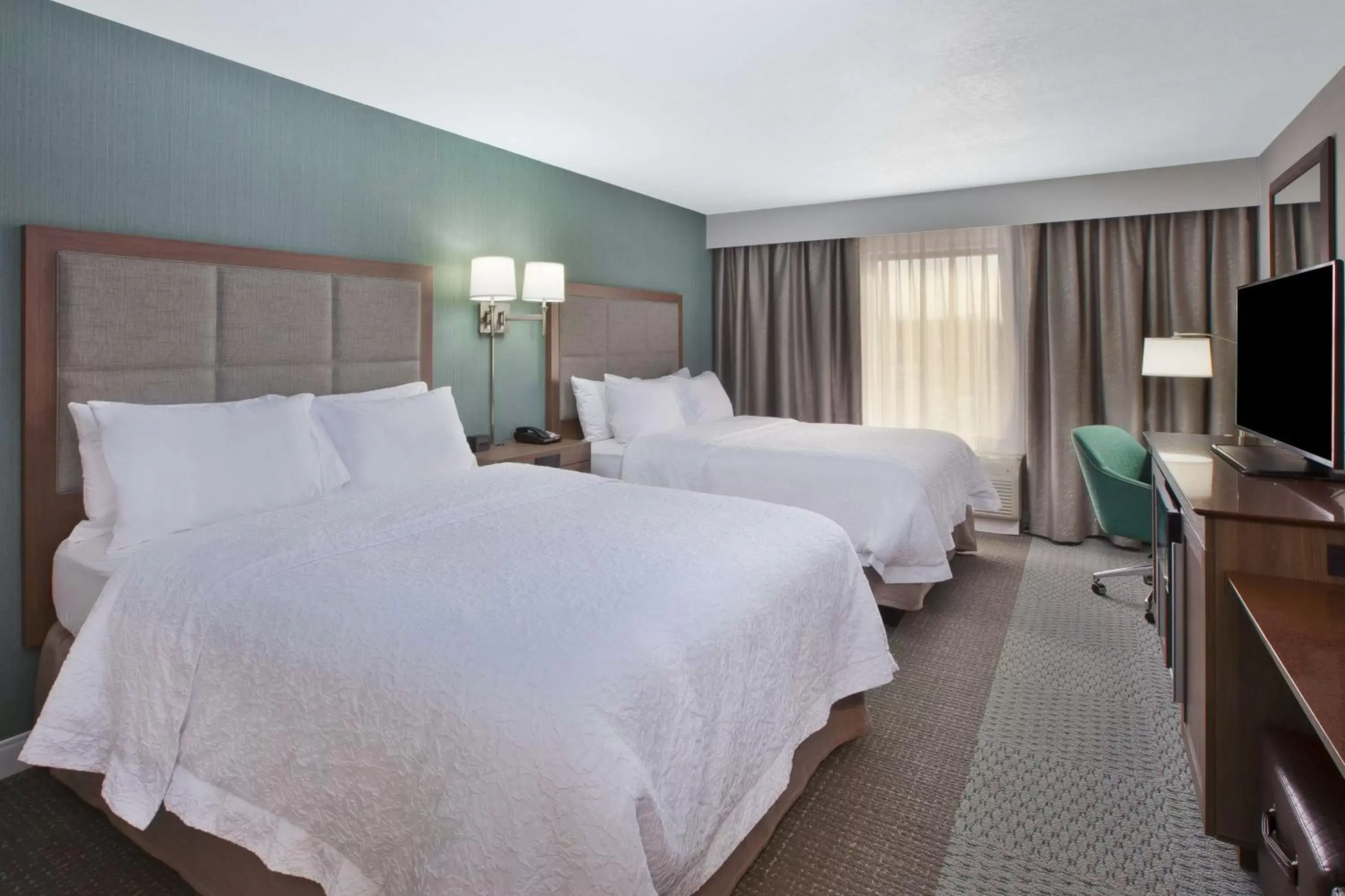 Bedroom, Bed in Hampton Inn & Suites Alliance