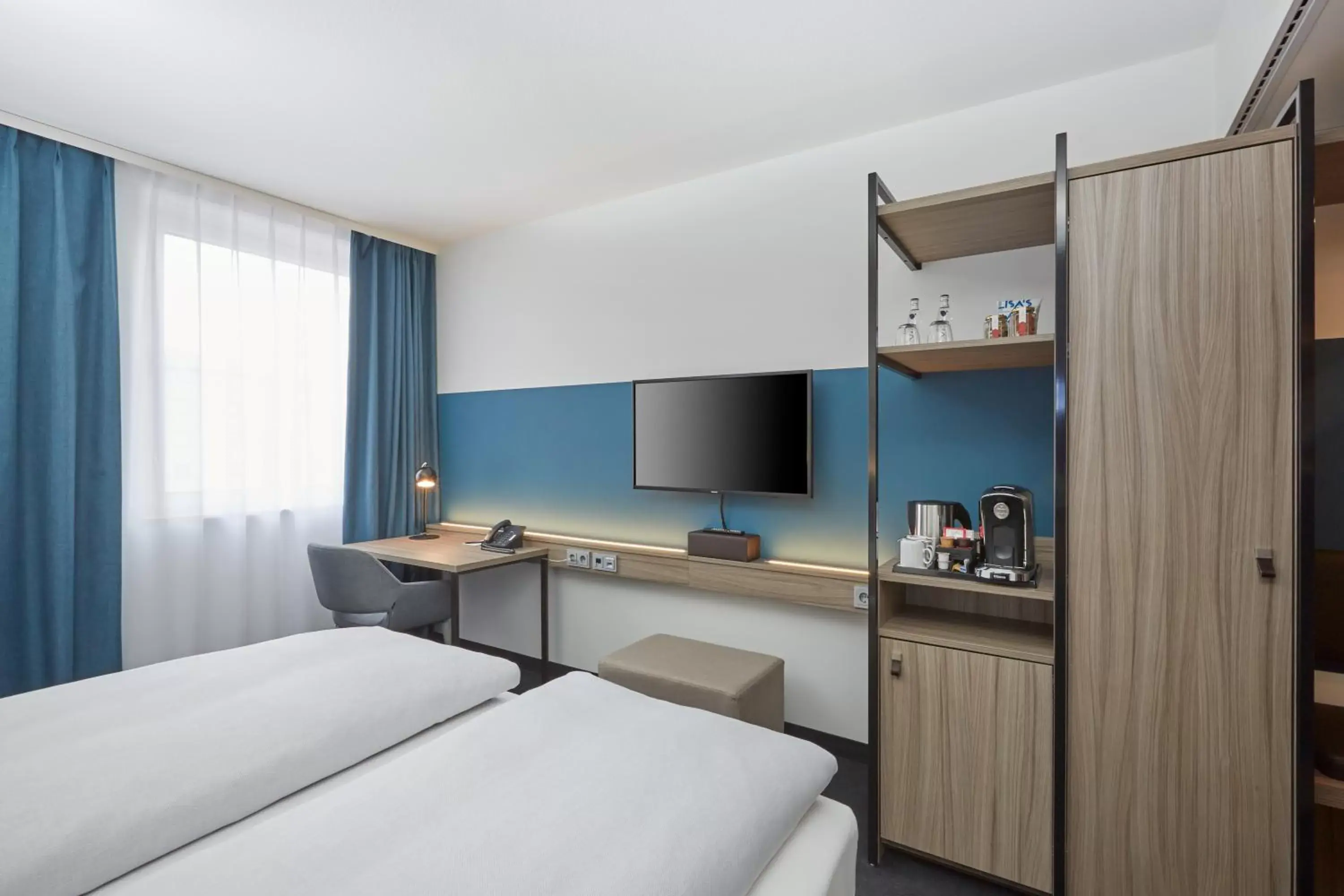 Photo of the whole room, TV/Entertainment Center in H4 Hotel Leipzig