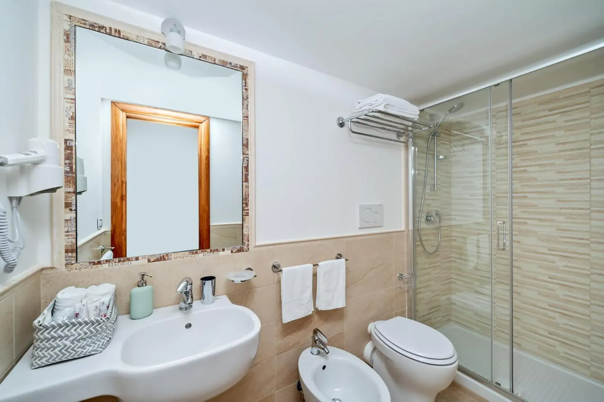 Shower, Bathroom in Hotel Villa Ceselle