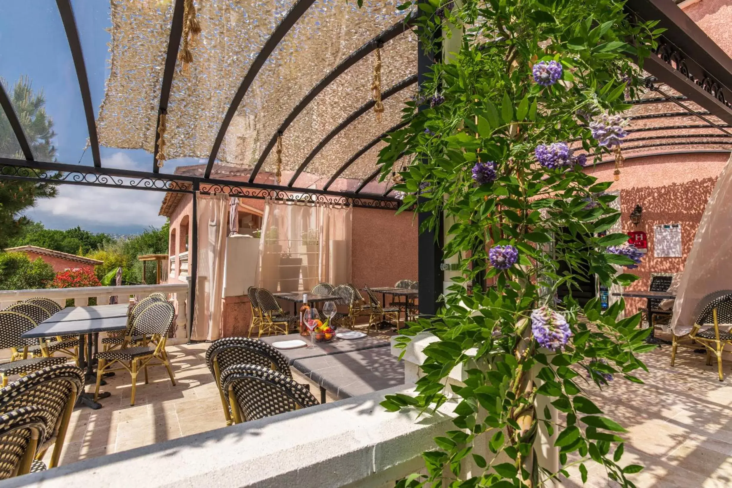 Property building, Restaurant/Places to Eat in Les Bastides Saint Paul