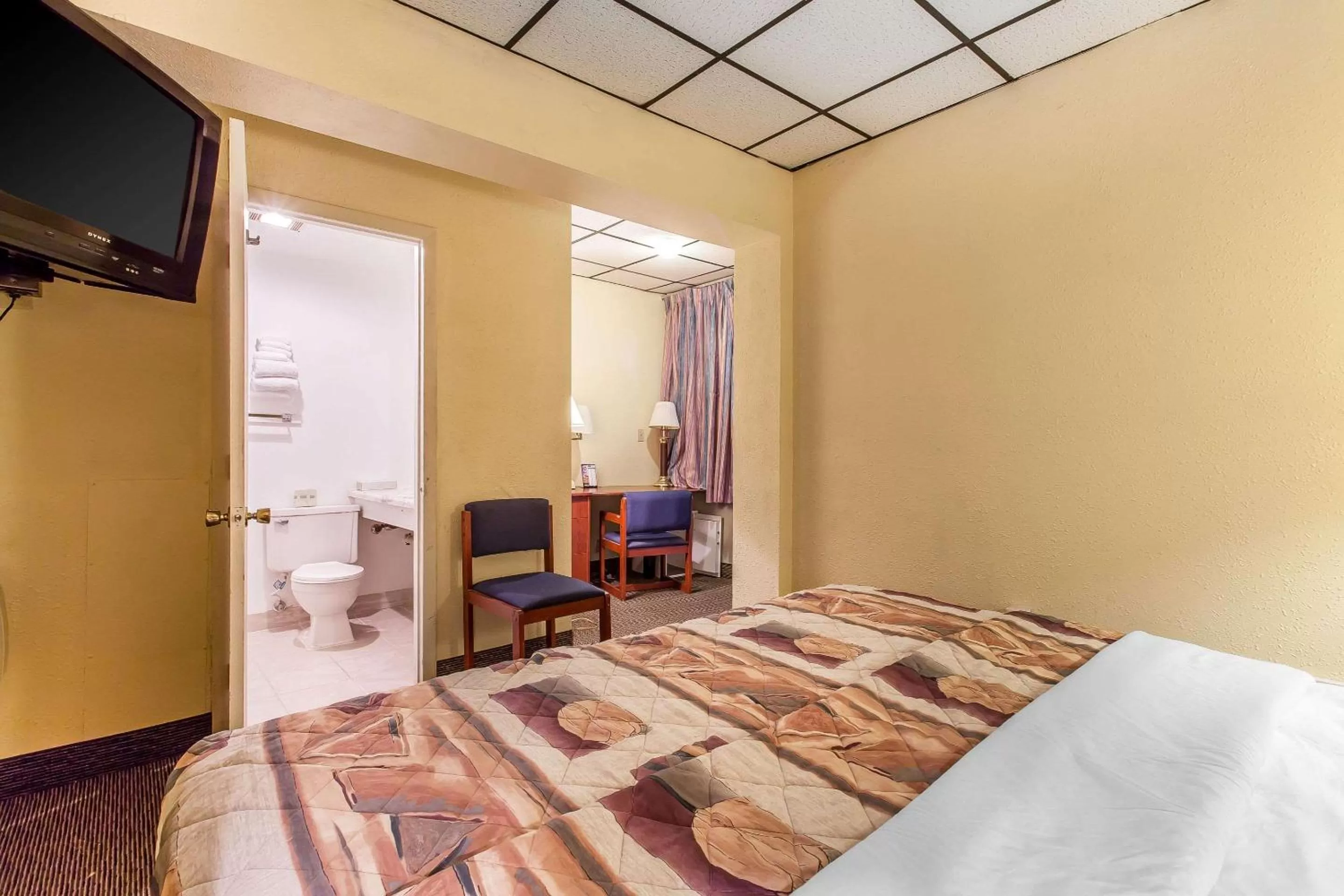 Photo of the whole room, Bed in Rodeway Inn Sandusky North