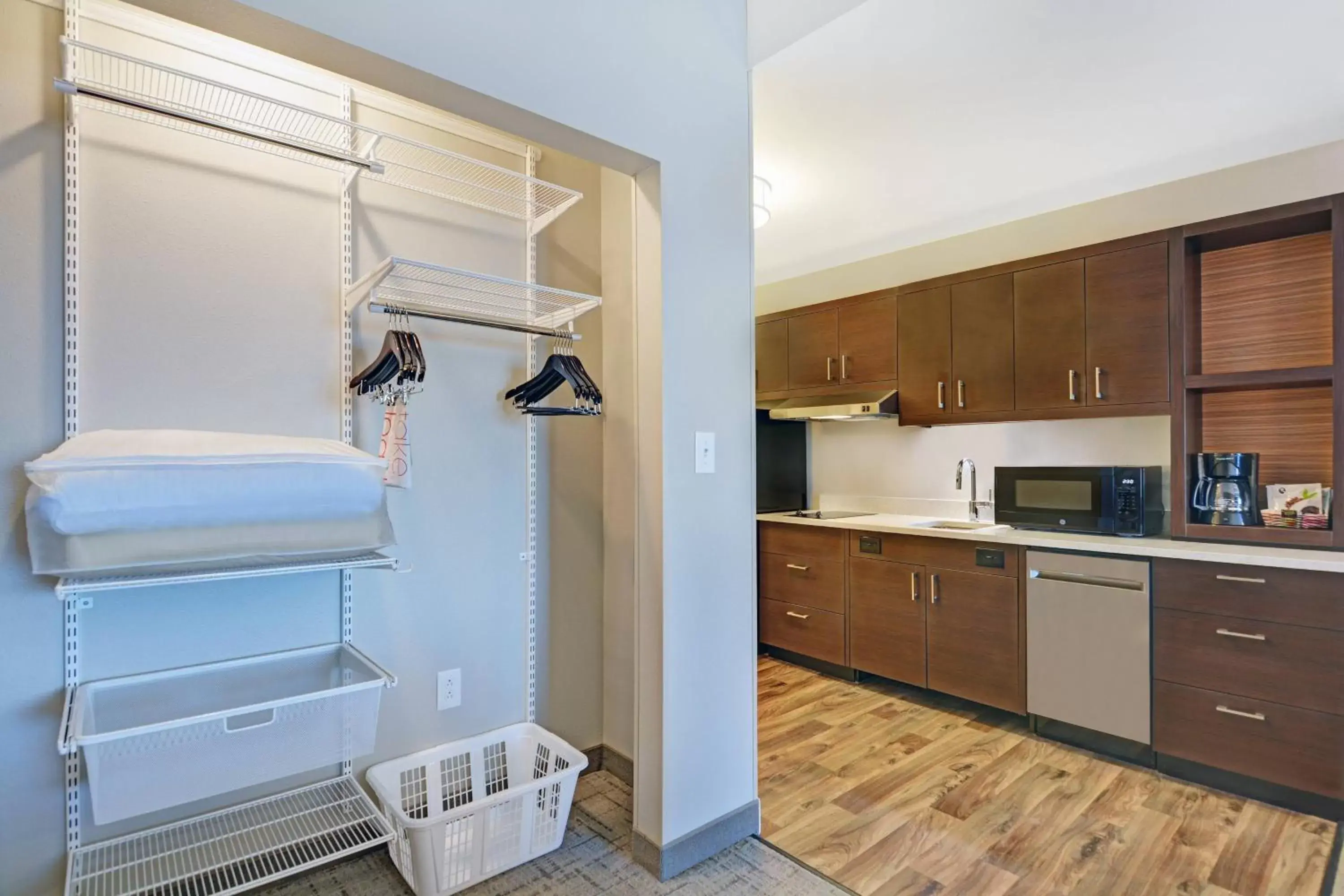 Bedroom, Kitchen/Kitchenette in TownePlace Suites by Marriott Jackson Airport/Flowood