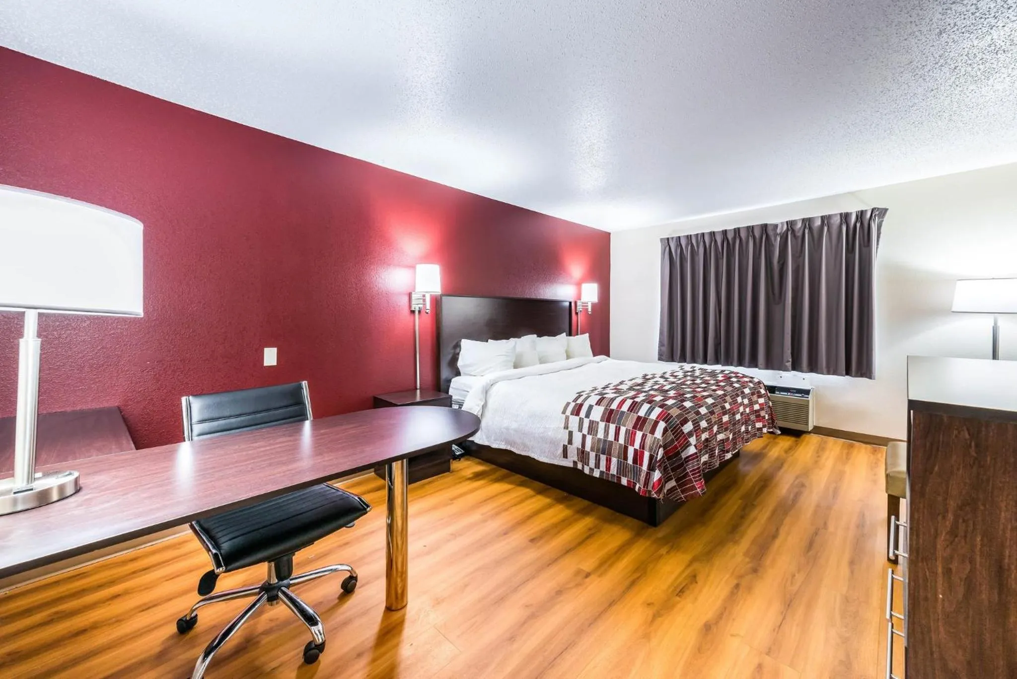 Bedroom in Red Roof Inn Palatine