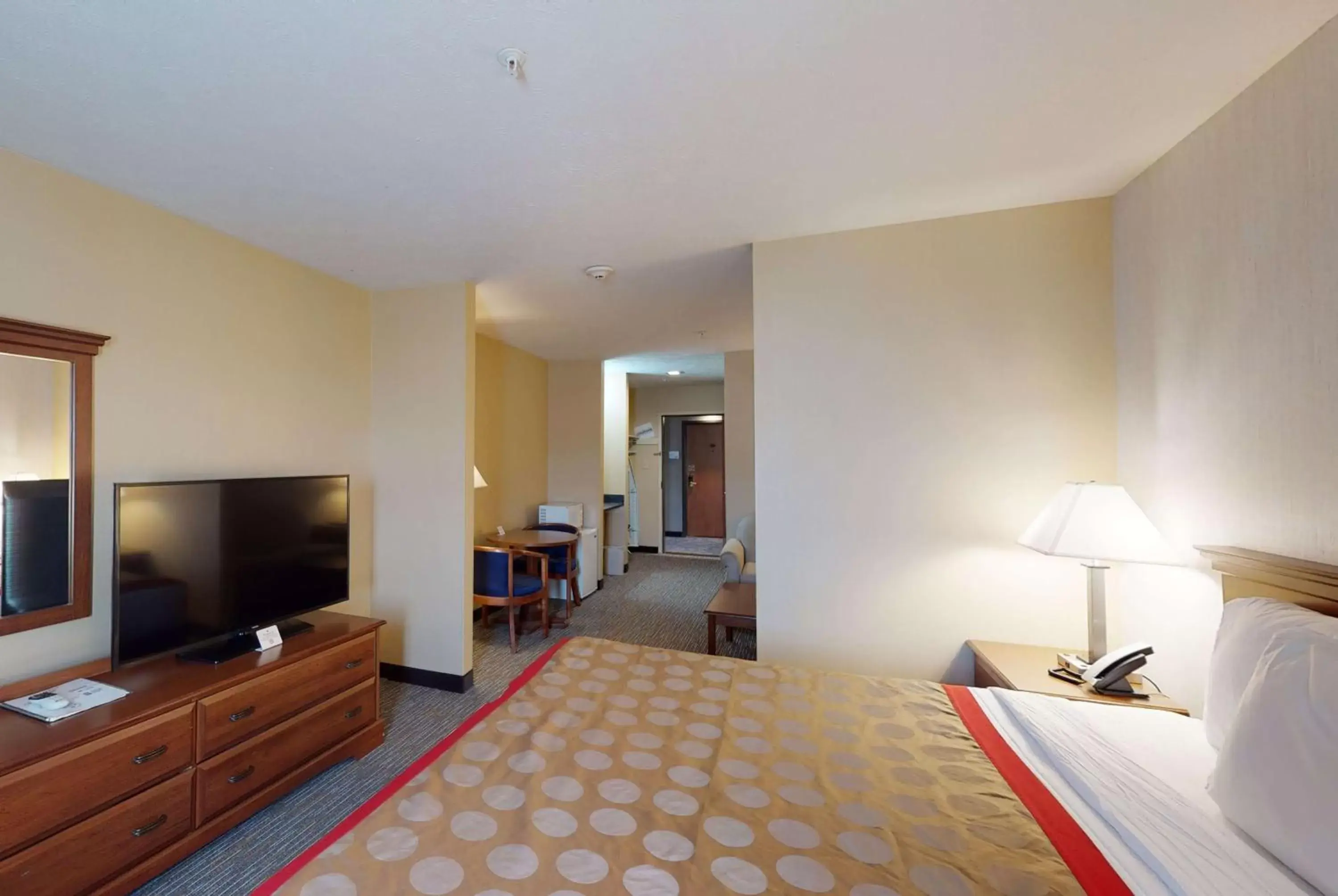 Photo of the whole room, Bed in Ramada by Wyndham Strasburg - Shenandoah Valley