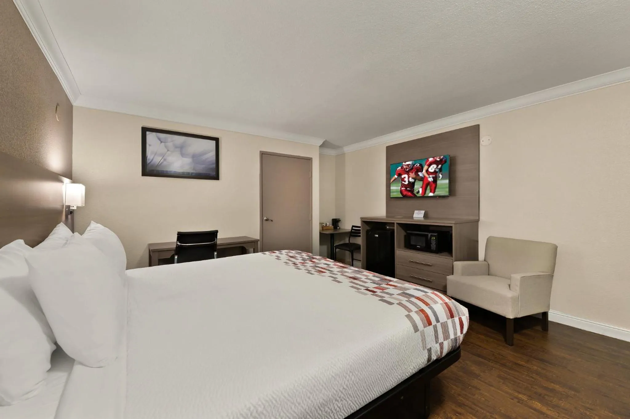 Photo of the whole room, Bed in Red Roof Inn Los Angeles - Bellflower