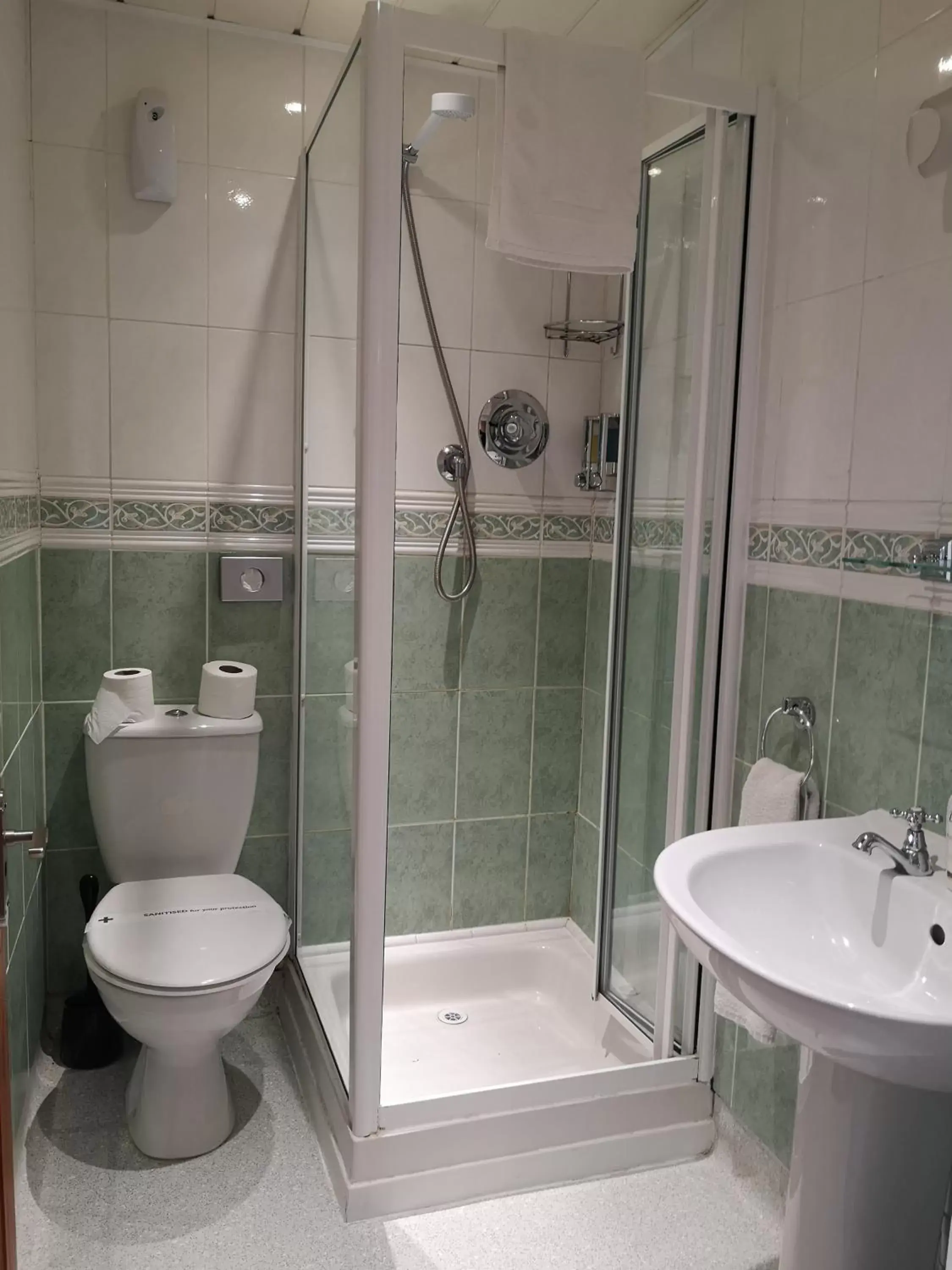 Bathroom in Invicta Hotel