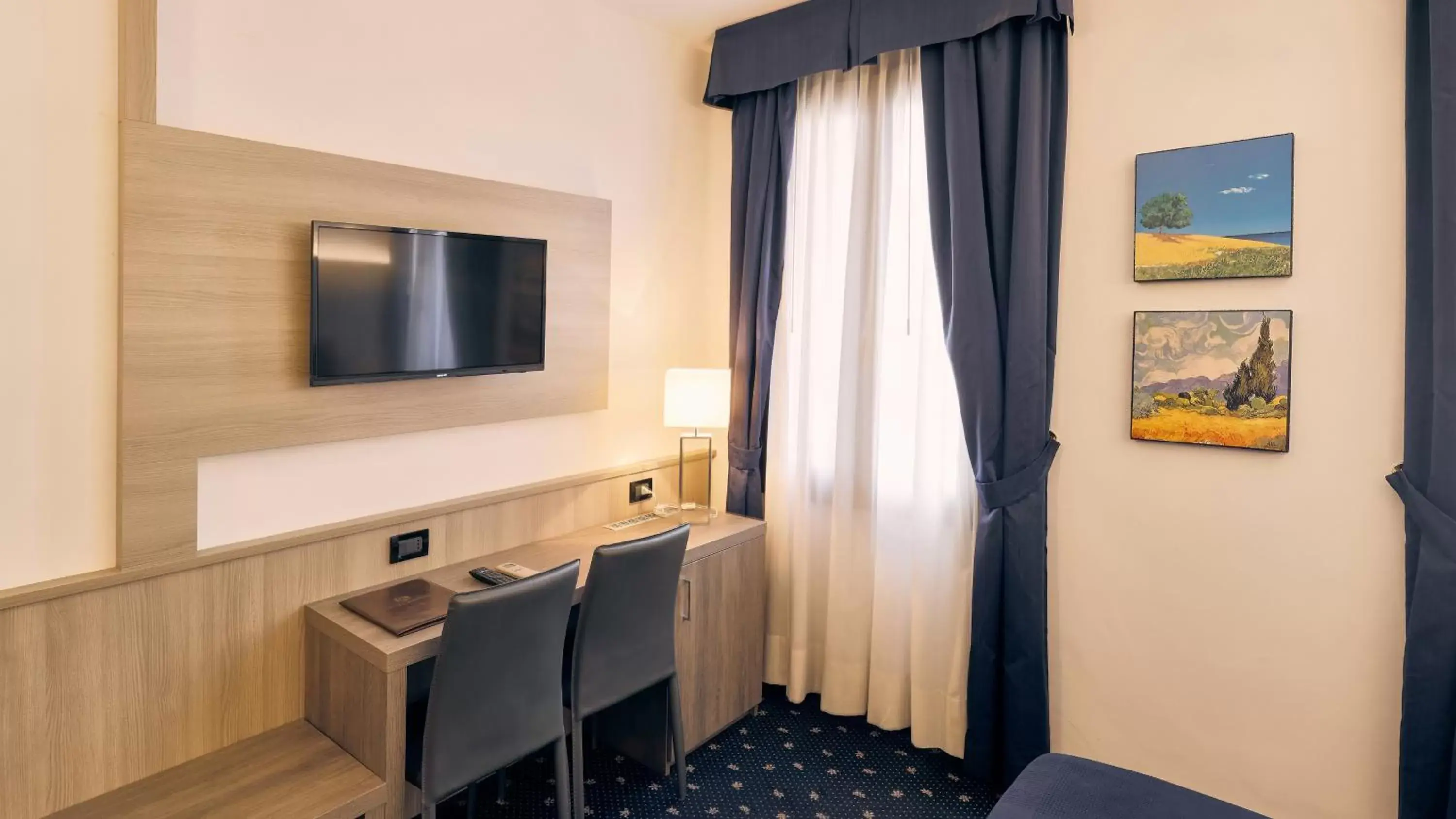 TV and multimedia, TV/Entertainment Center in Hotel Roberta