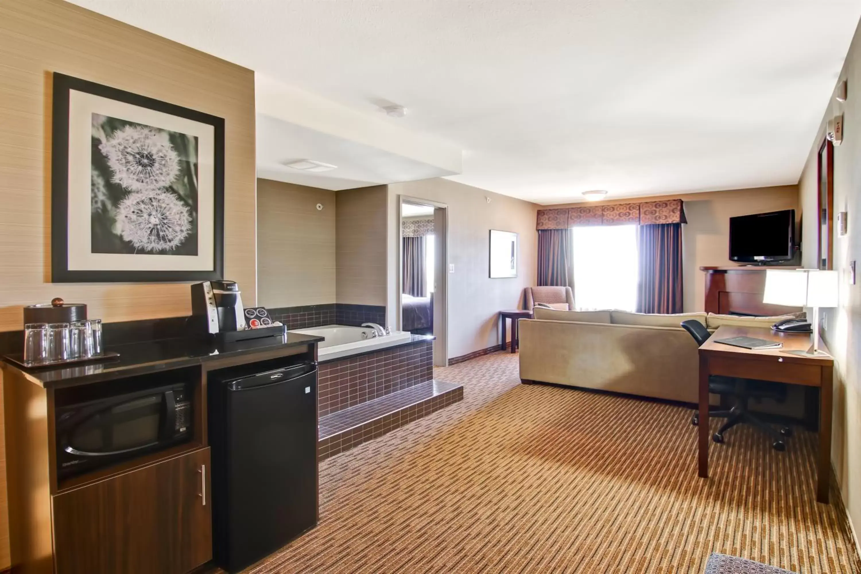 Seating area, TV/Entertainment Center in Canalta Hotel Assiniboia