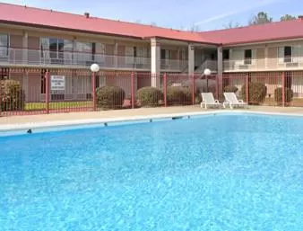 King Suite - Non-Smoking in Super 8 by Wyndham Oxford