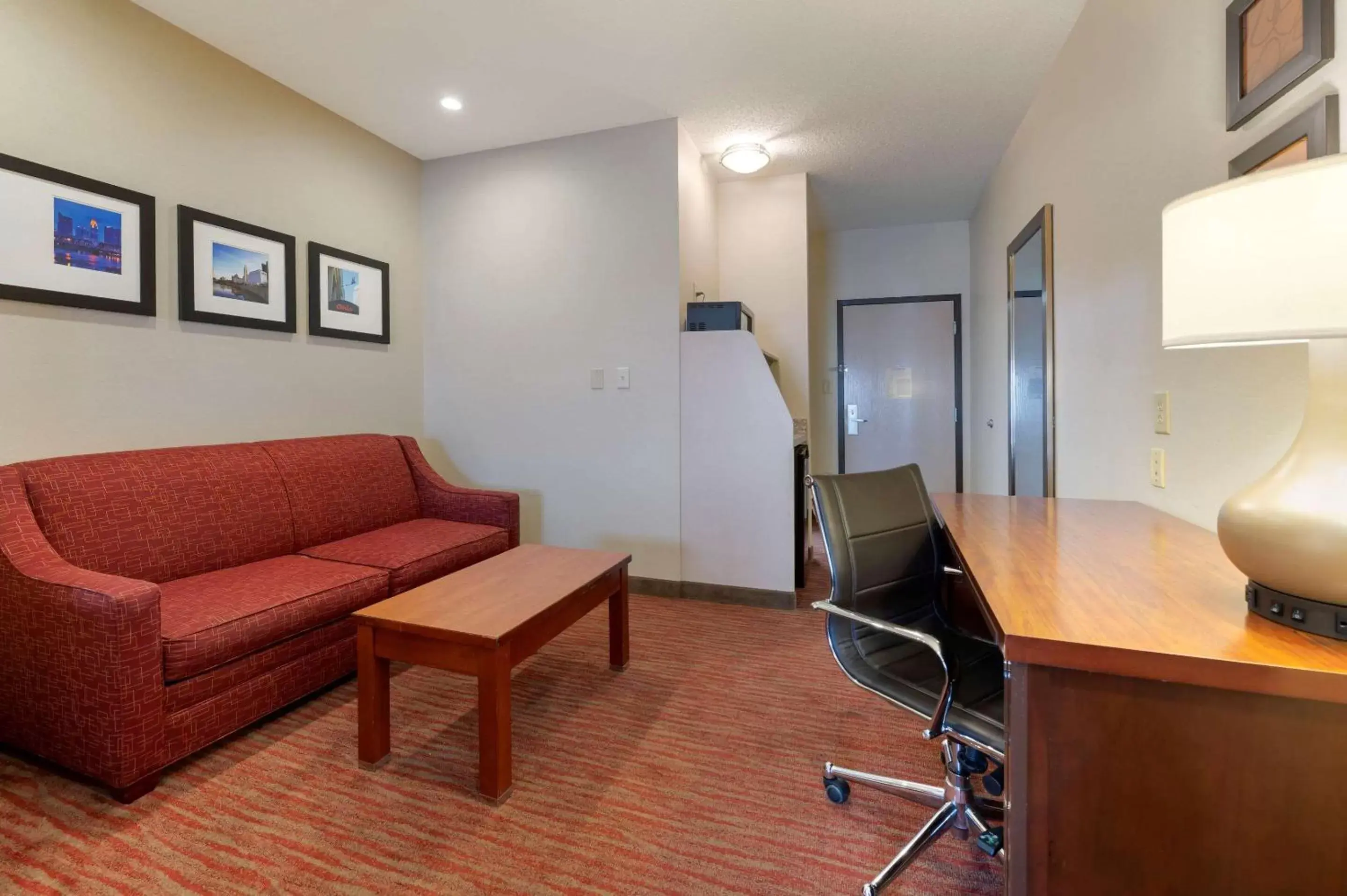 Photo of the whole room, Seating Area in Comfort Suites Columbus