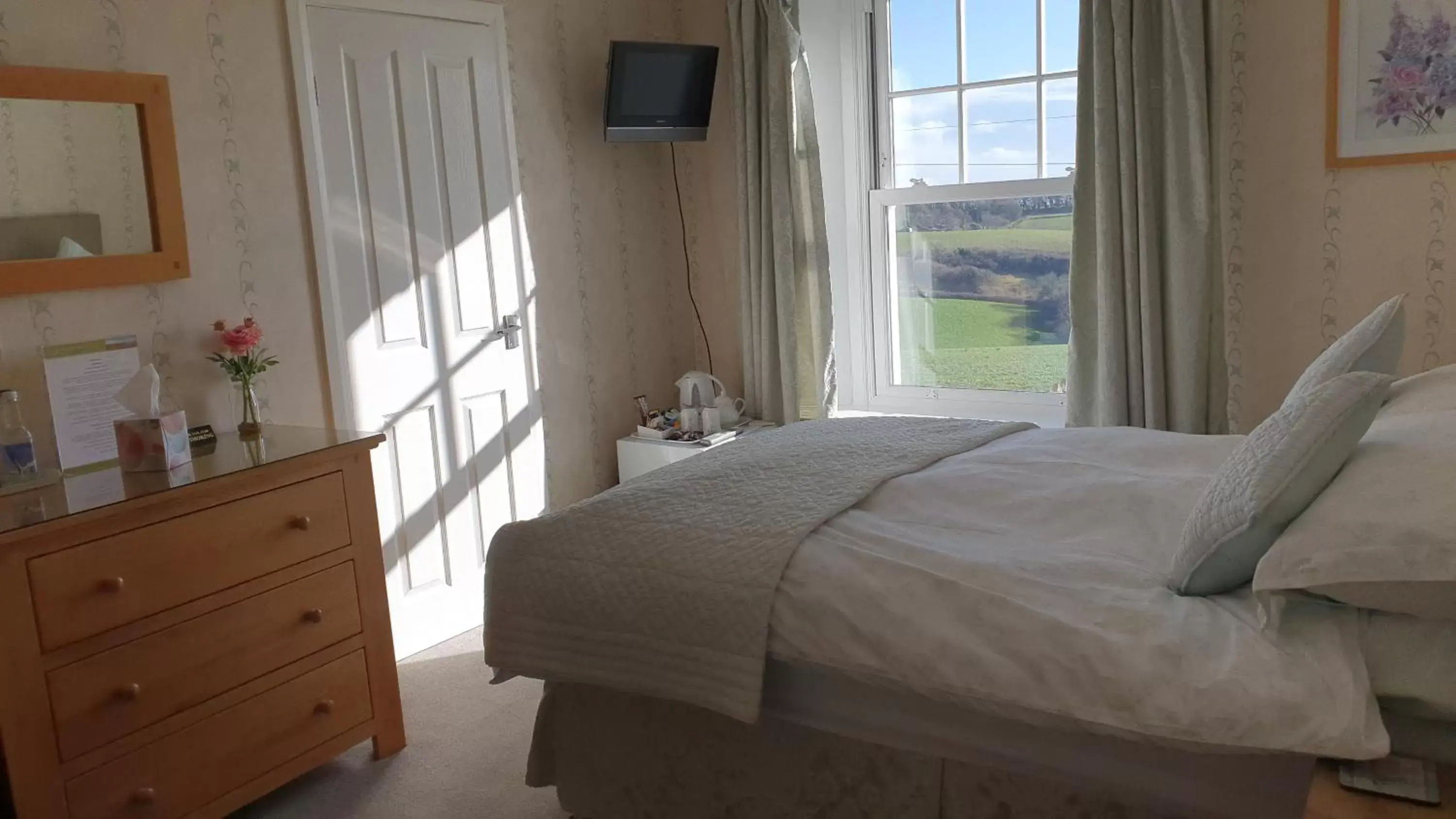Bedroom, Bed in Bucklawren Farm