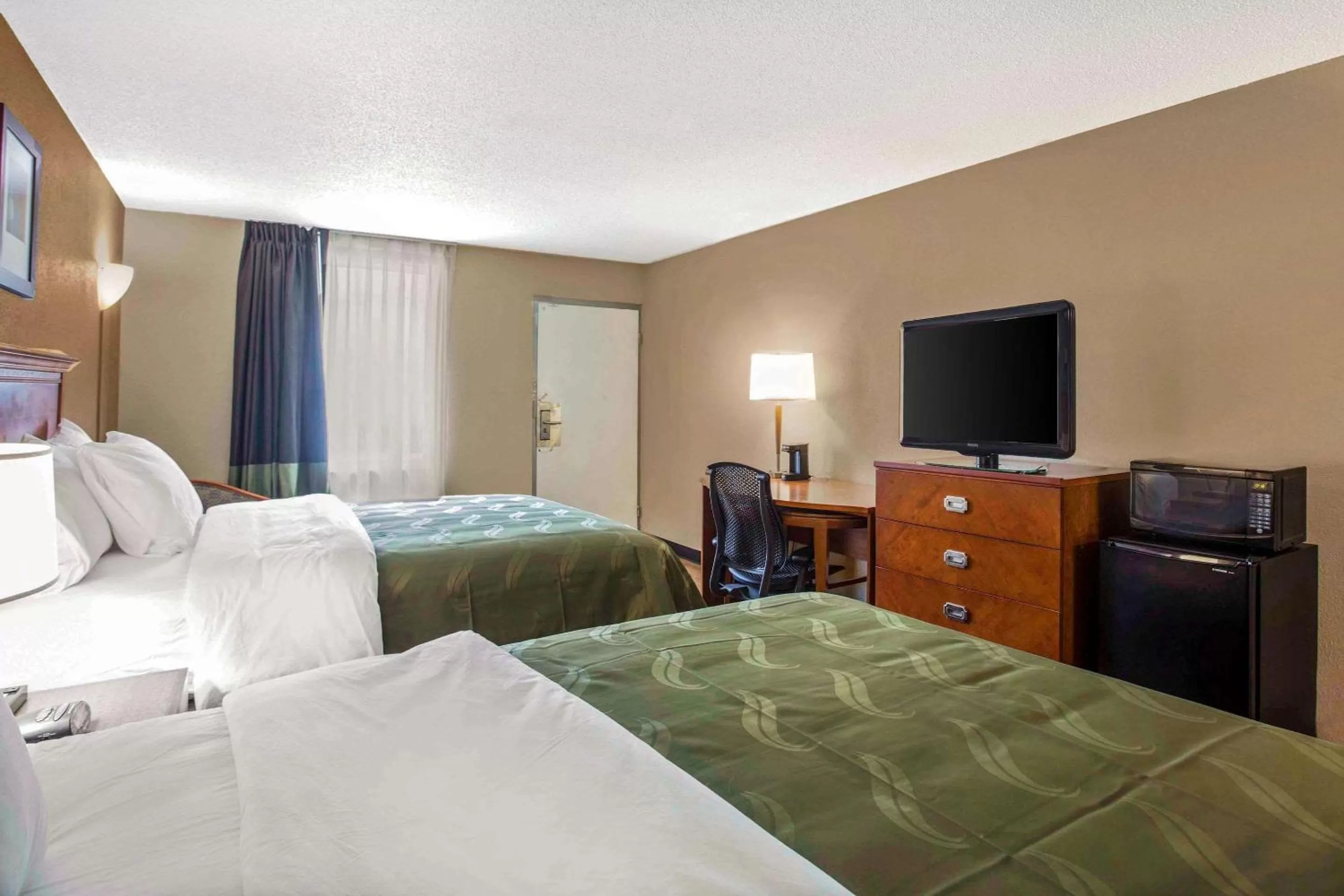 Photo of the whole room, Bed in Quality Inn & Suites University Area