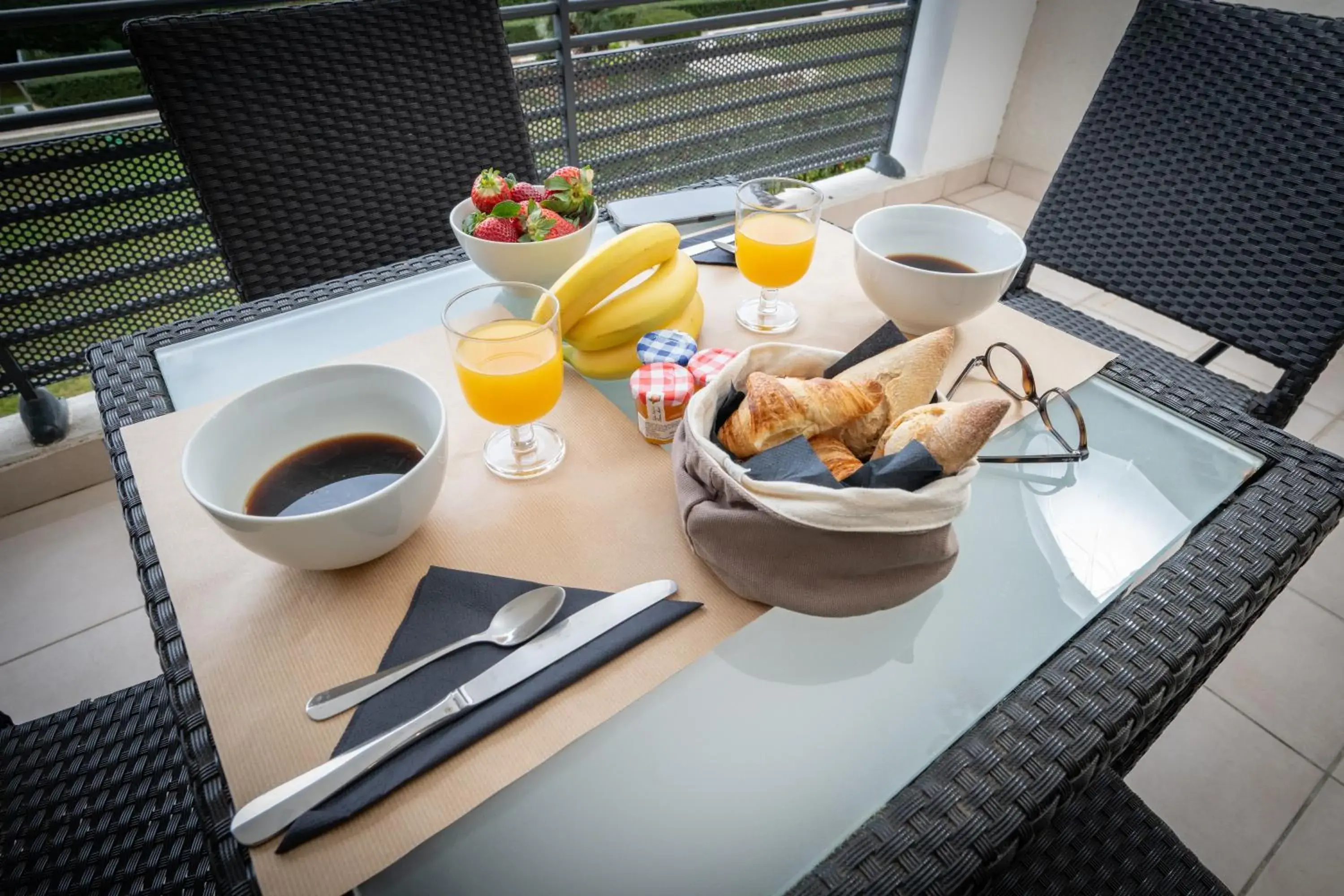 Balcony/Terrace, Breakfast in Résidence Néméa Le Lido