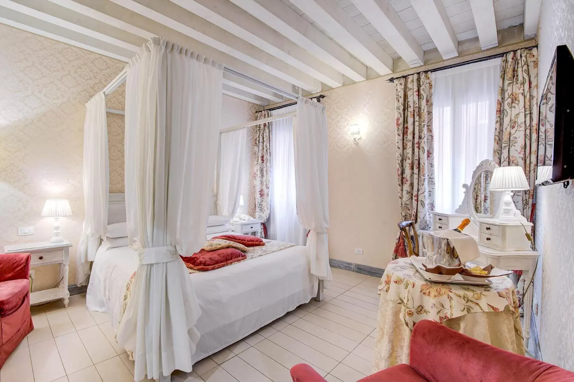 Photo of the whole room in Hotel Antiche Figure