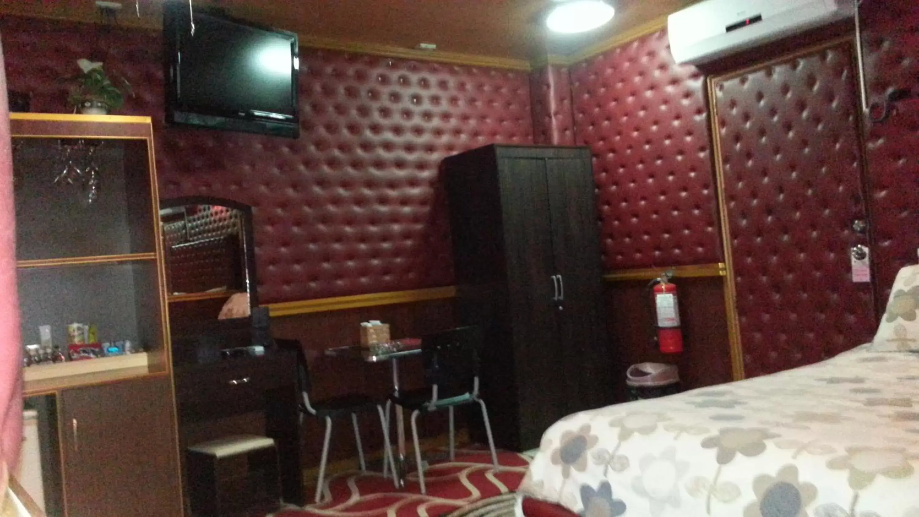 Bed in Kokomos Hotel and Restaurant Bed in Kokomos Hotel and Restaurant