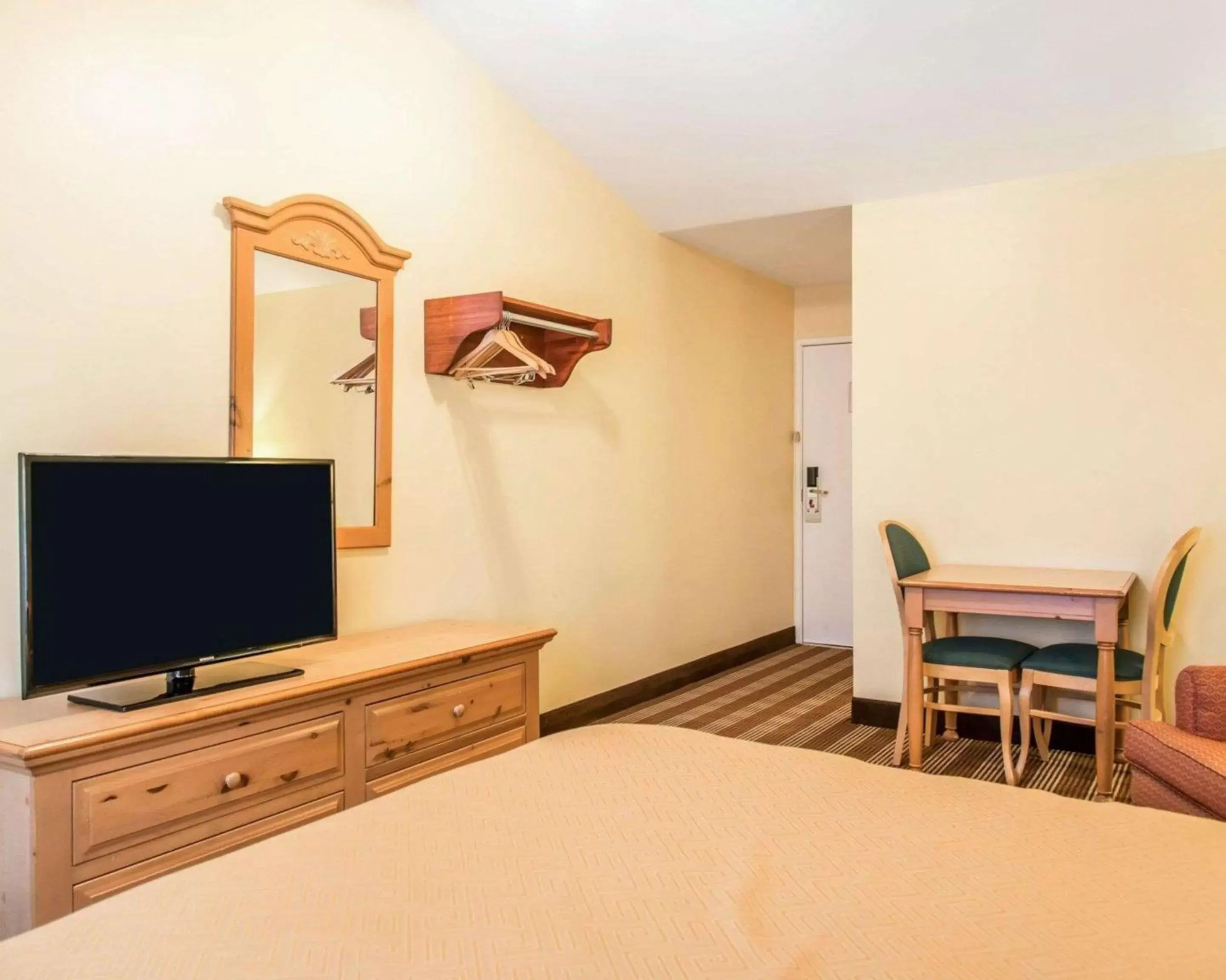 Photo of the whole room, TV/Entertainment Center in Econo Lodge Inn & Suites Eau Claire