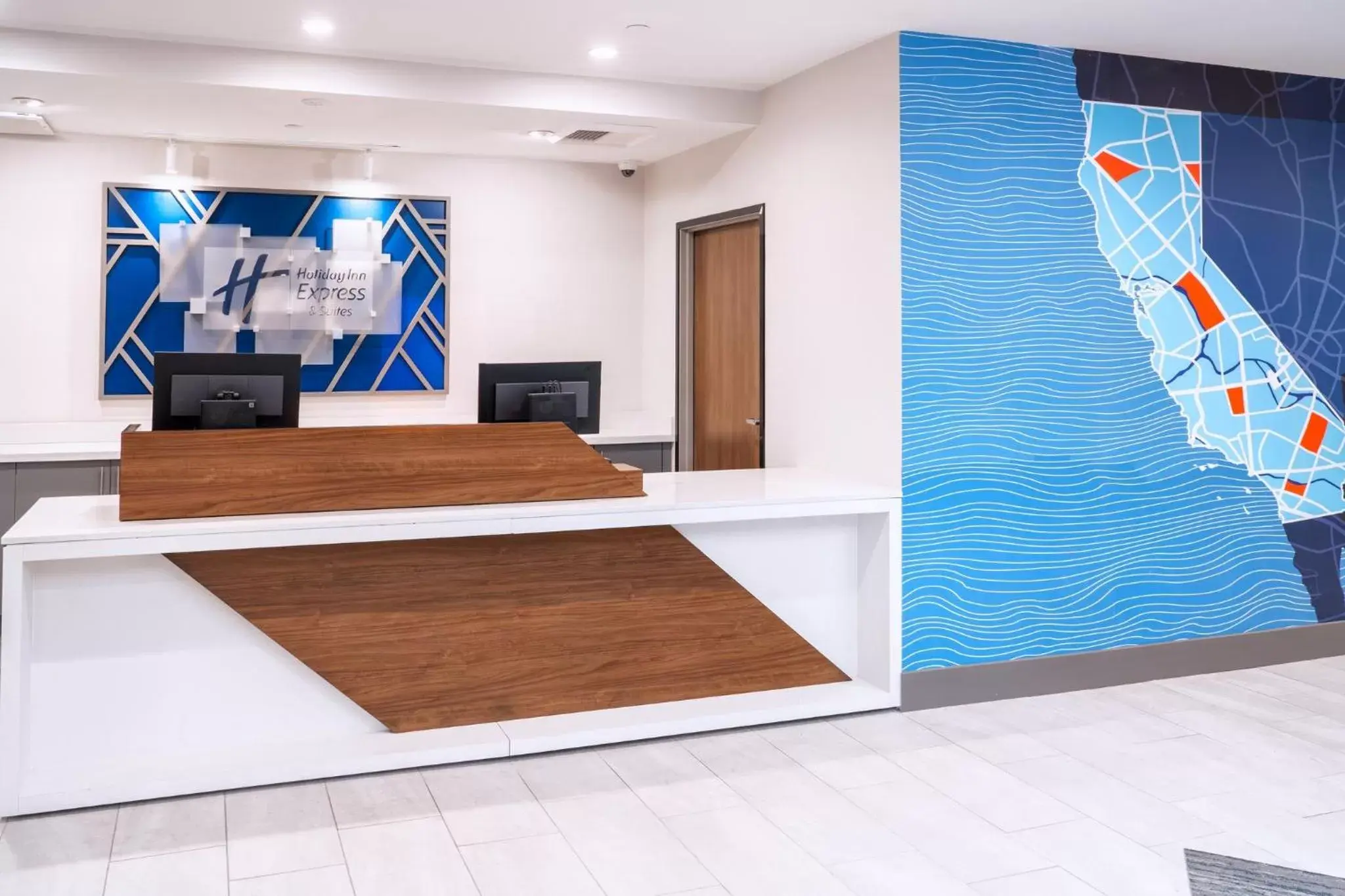 Property building in Holiday Inn Express La Mesa Near SDSU by IHG Property building in Holiday Inn Express La Mesa Near SDSU by IHG