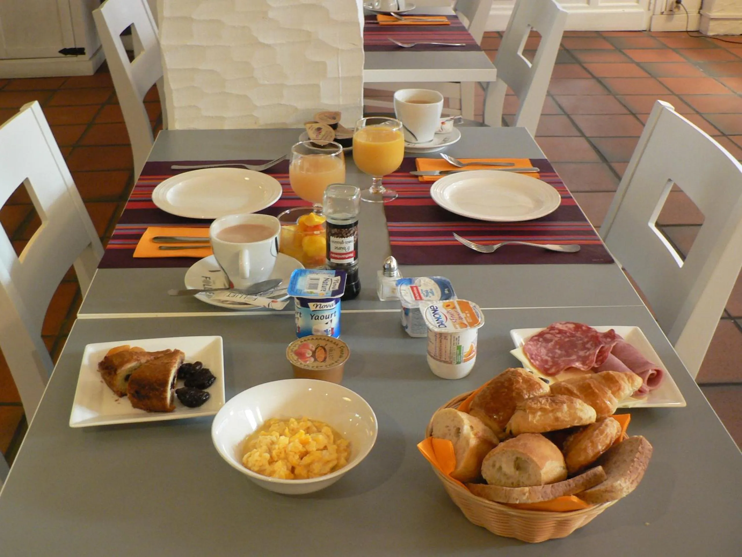 Buffet breakfast in Hôtel Les Alizés