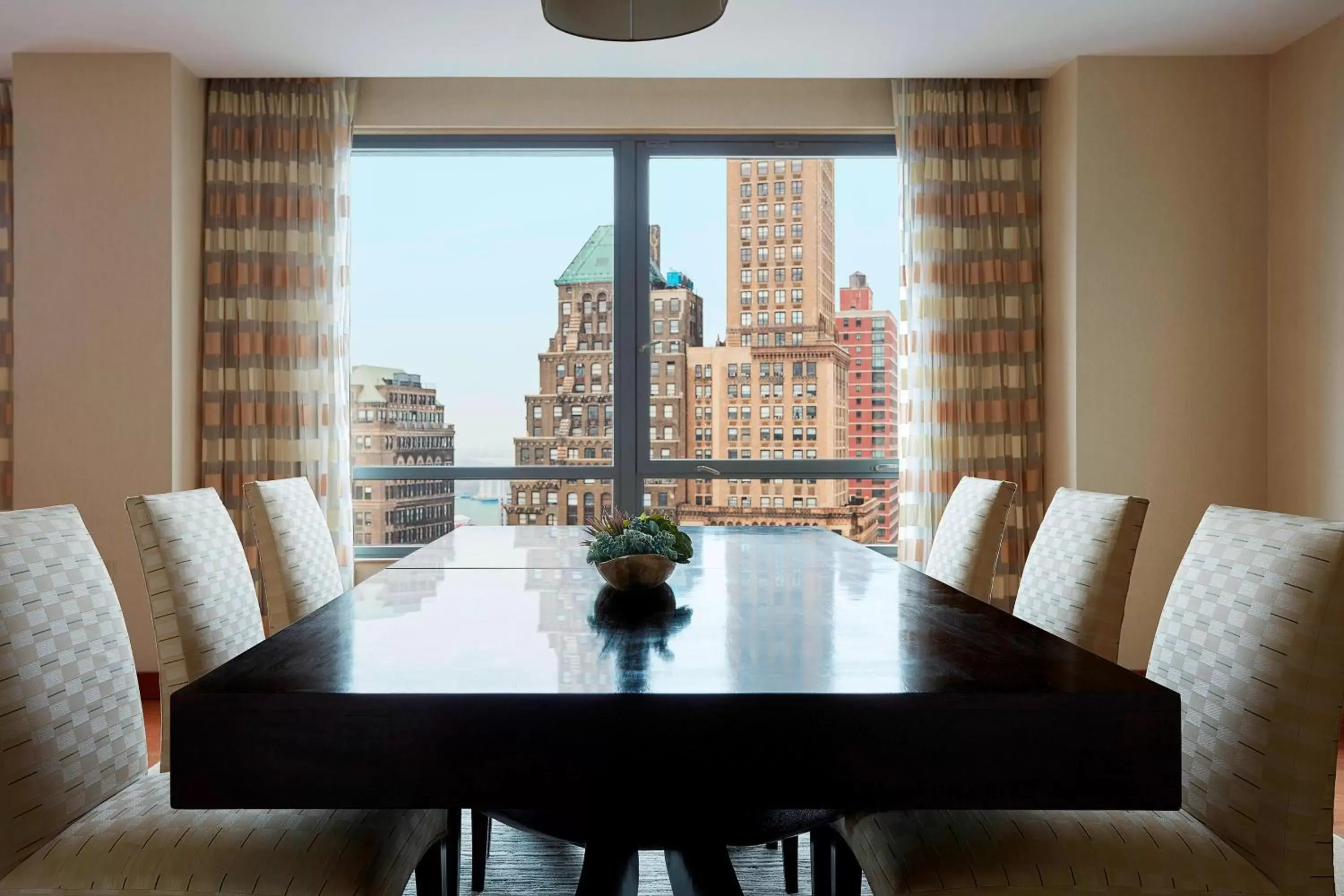 Photo of the whole room, Dining Area in New York Marriott at the Brooklyn Bridge