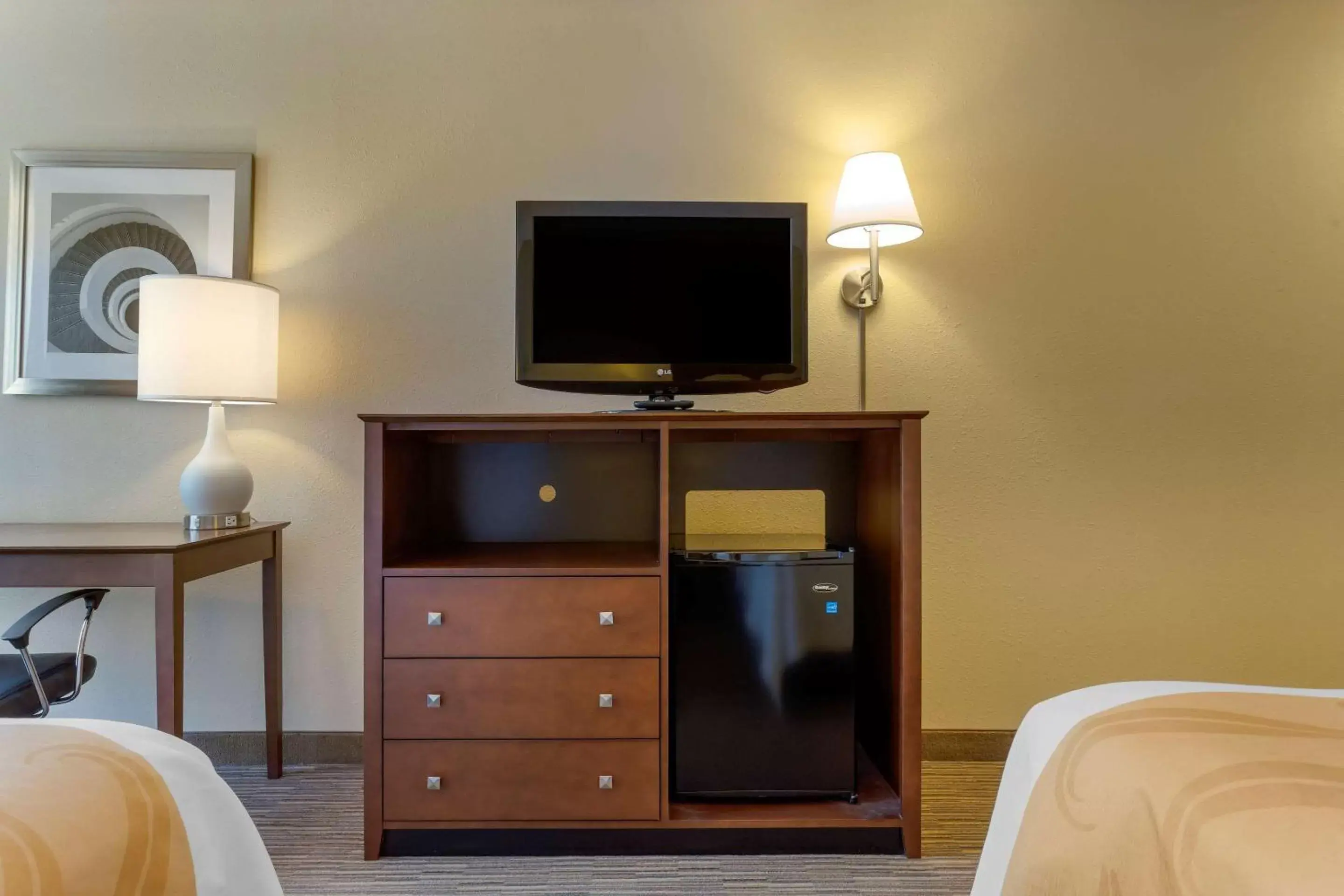 Bedroom, TV/Entertainment Center in Quality Inn Harrison