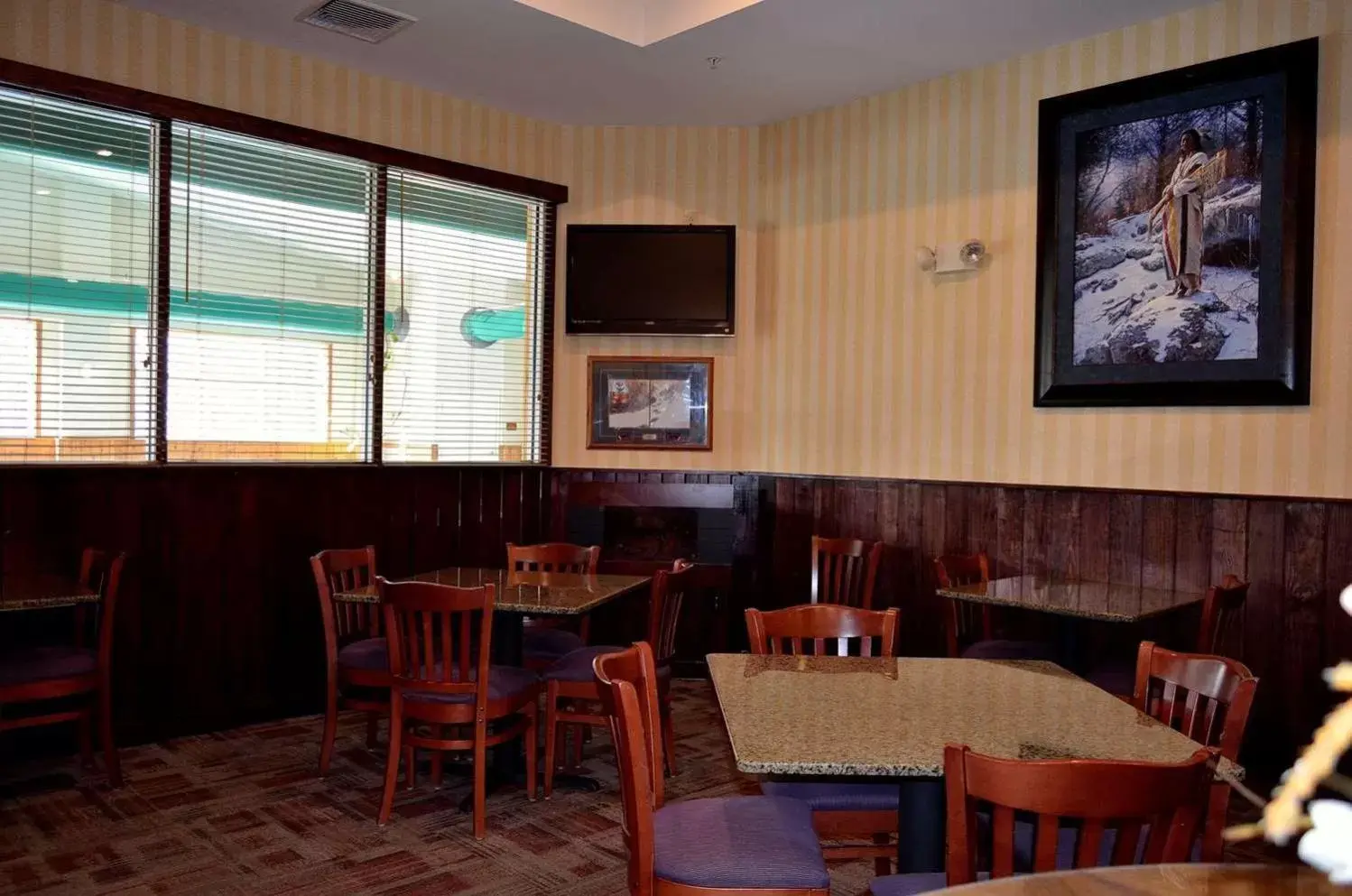 Communal lounge/ TV room, Restaurant/Places to Eat in Best Western Plus Crossroads Inn & Suites