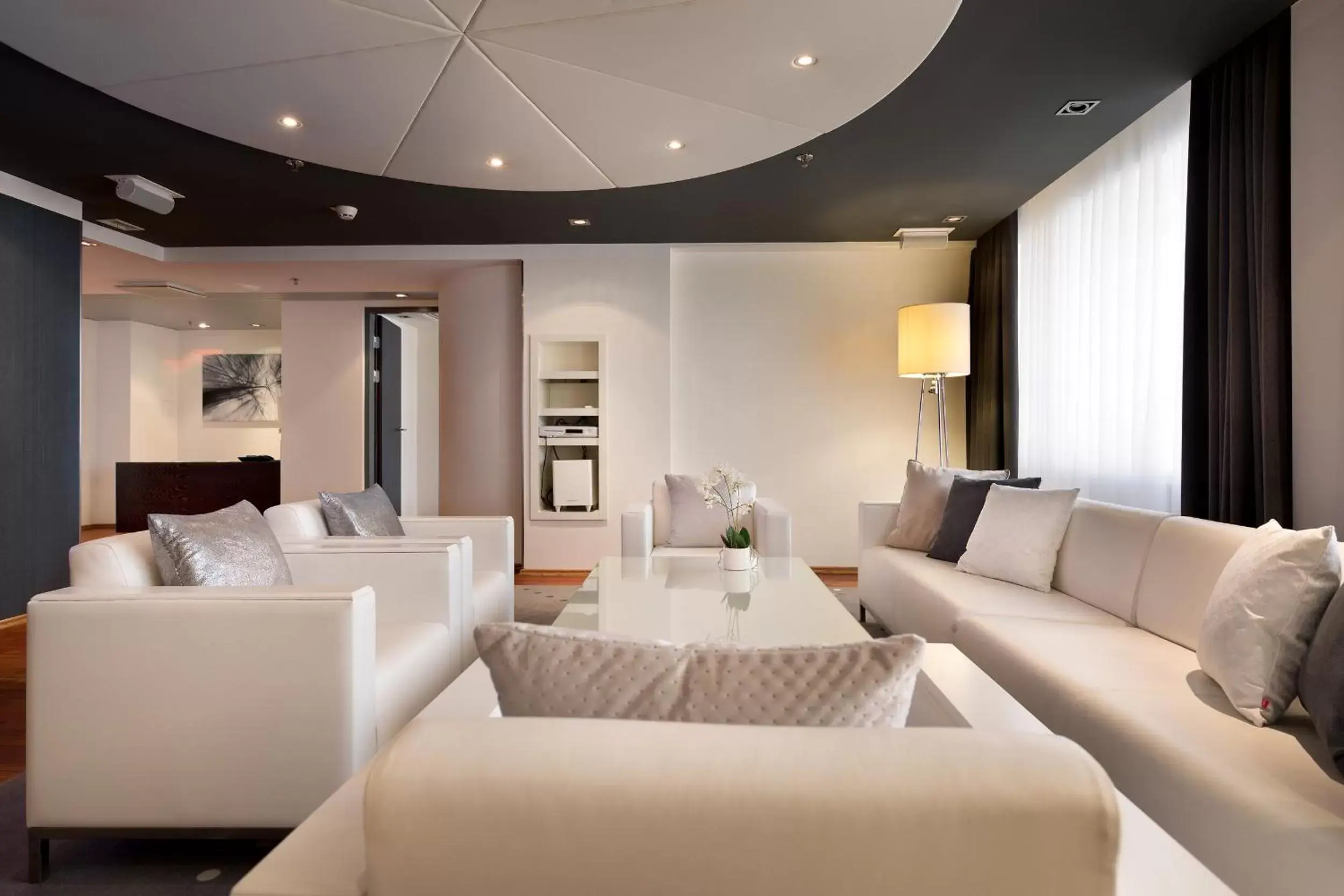 Living room, Seating Area in Radisson Blu Hotel Olümpia