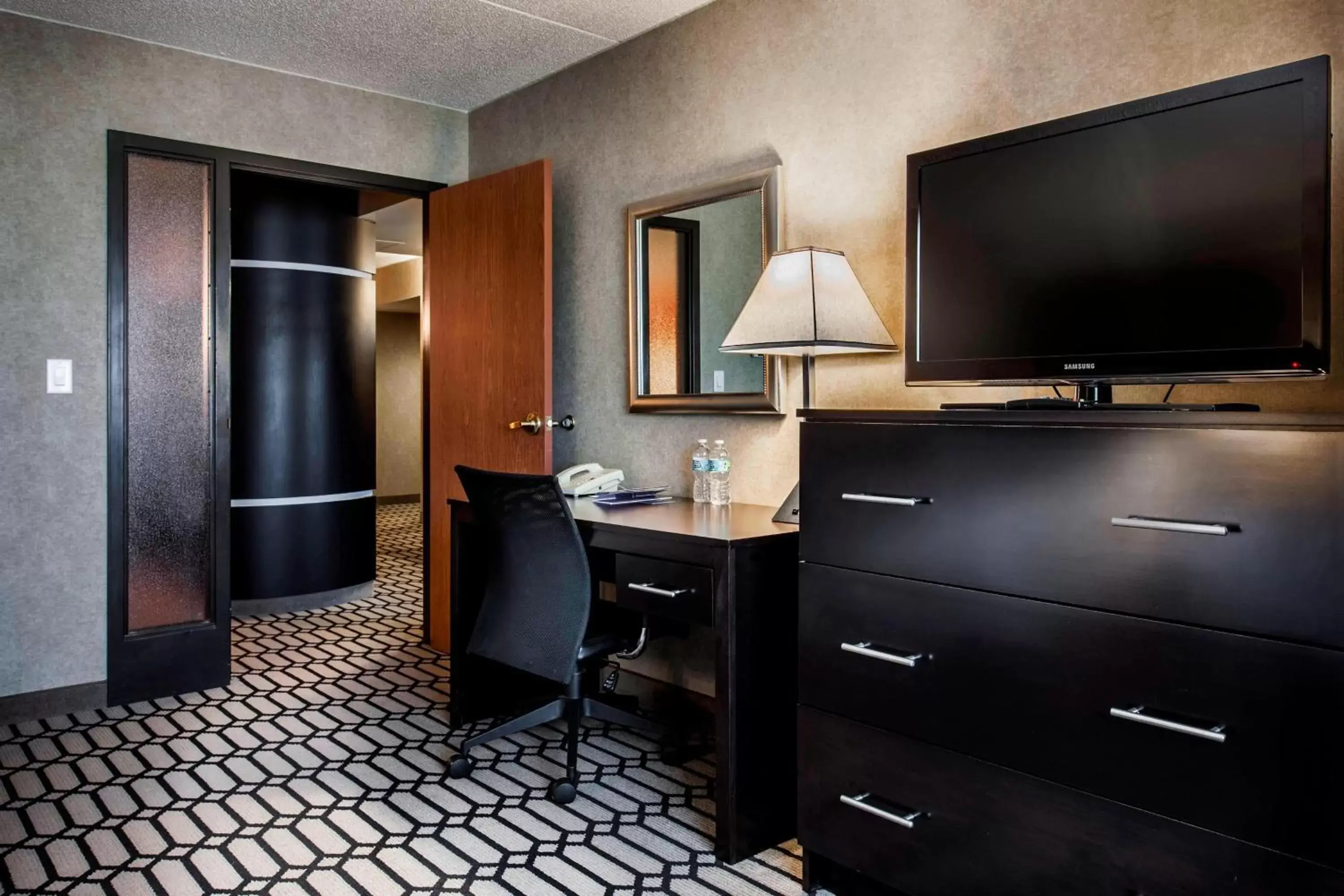 Bedroom, TV/Entertainment Center in Delta Hotels by Marriott Fargo