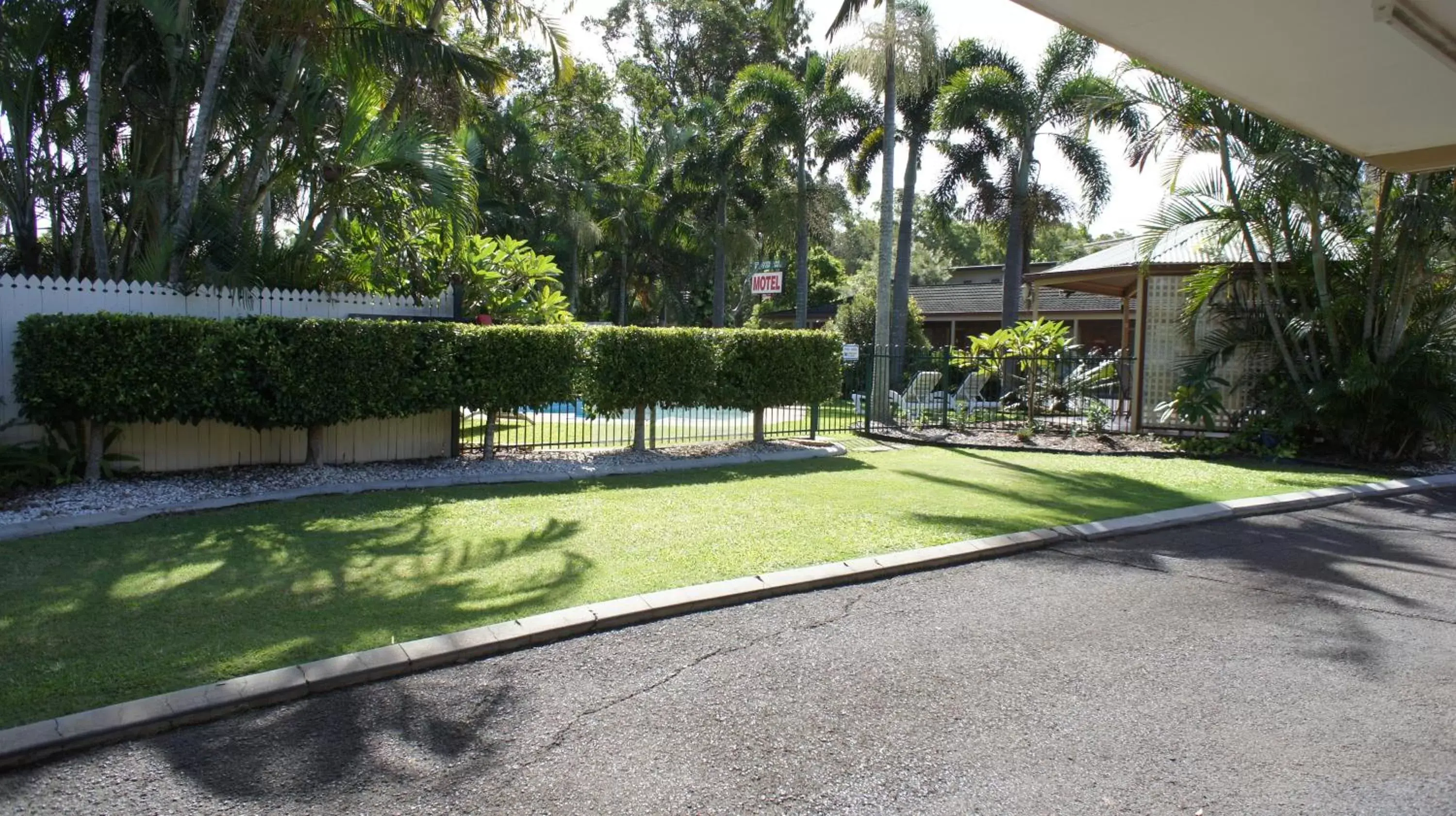 Garden in Cleveland Motor Inn