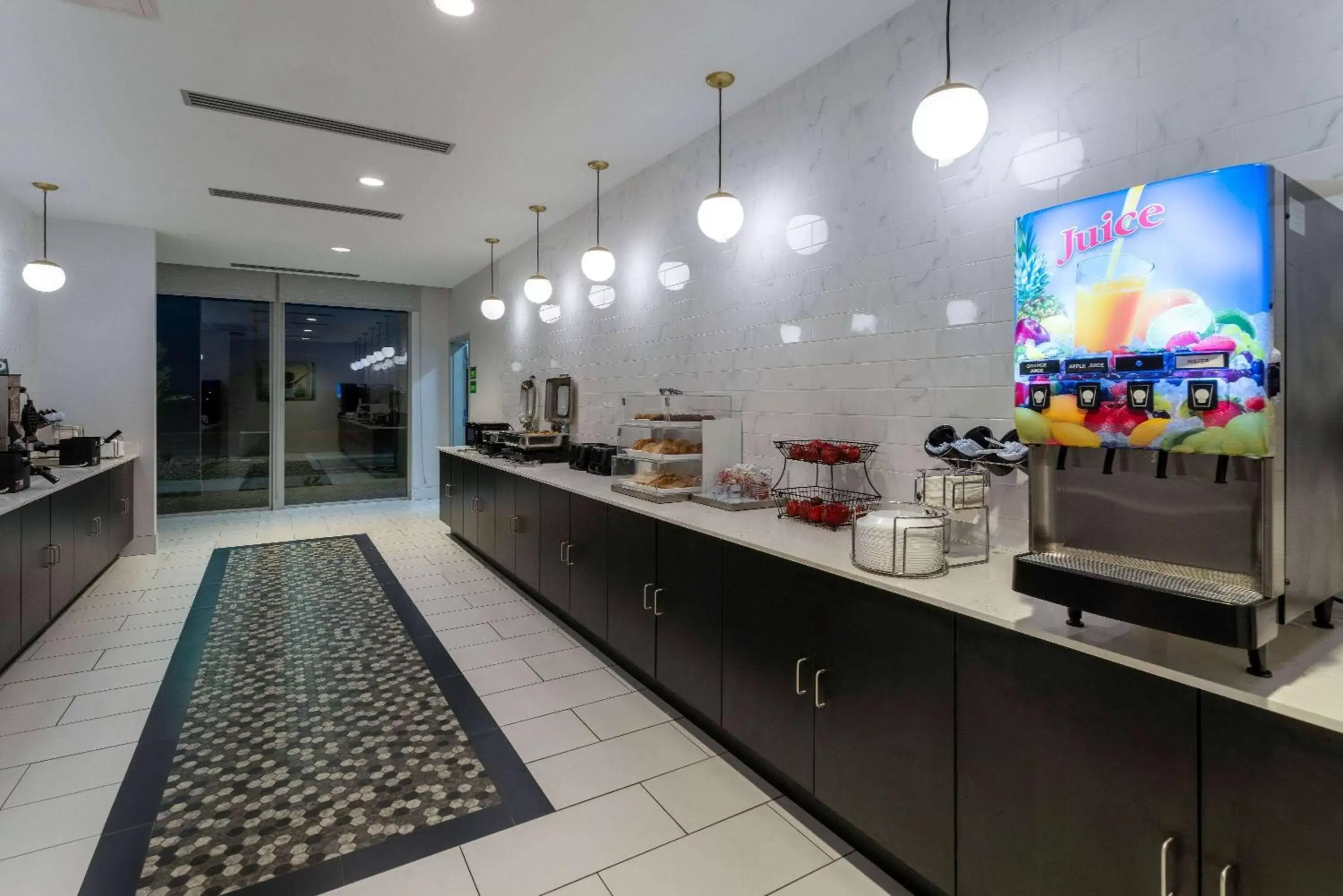 Breakfast, Kitchen/Kitchenette in La Quinta Inn & Suites by Wyndham Maricopa Copper Sky