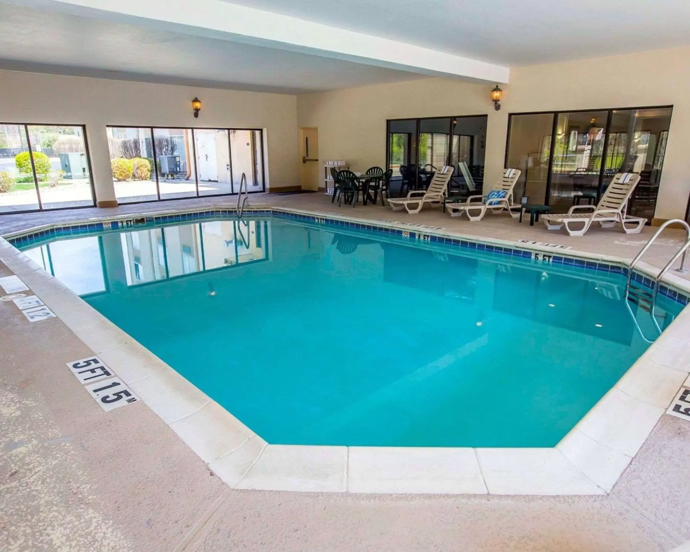 Pool view, Swimming Pool in Comfort Suites University Area Notre Dame-South Bend