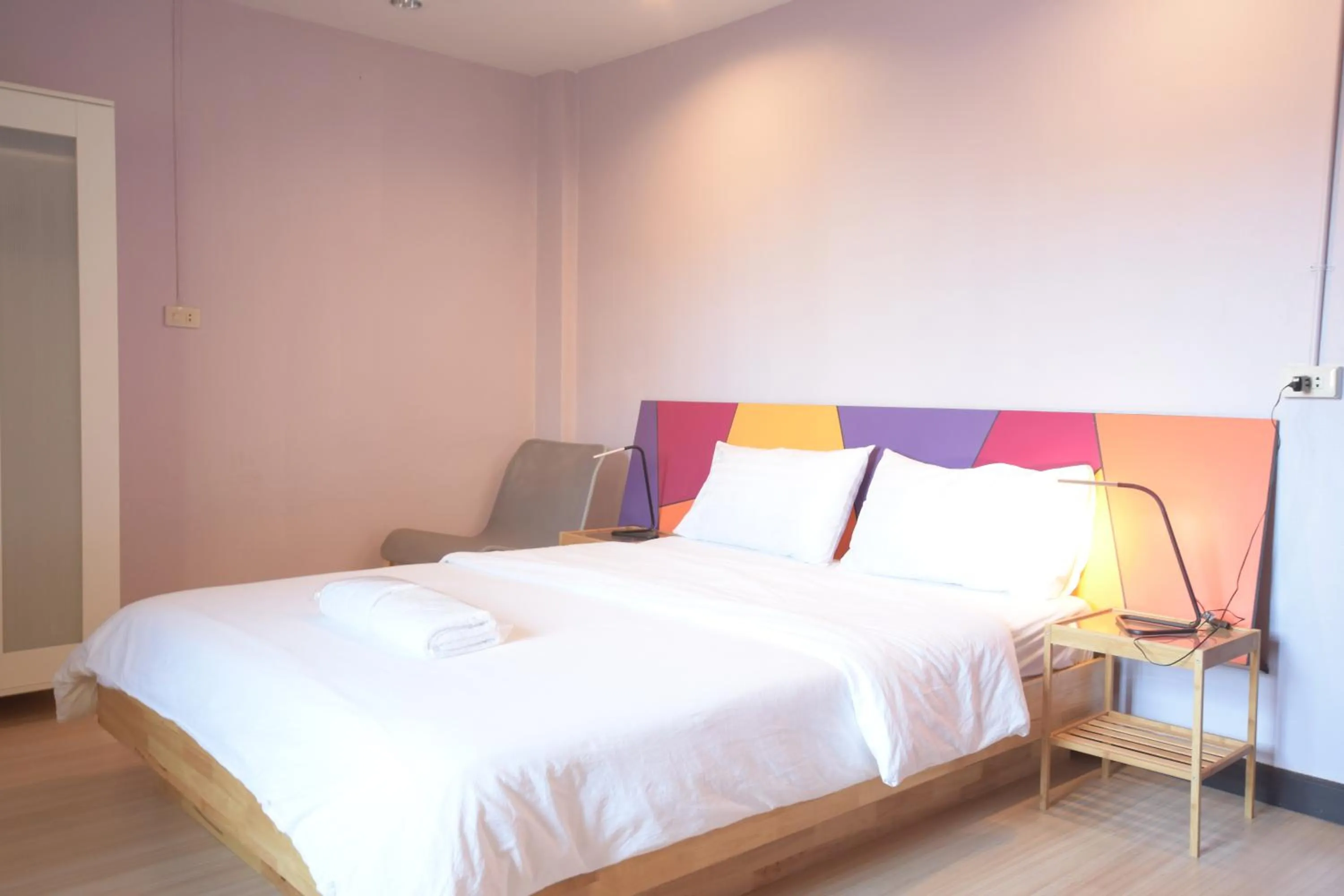 Photo of the whole room, Bed in Room@Vipa