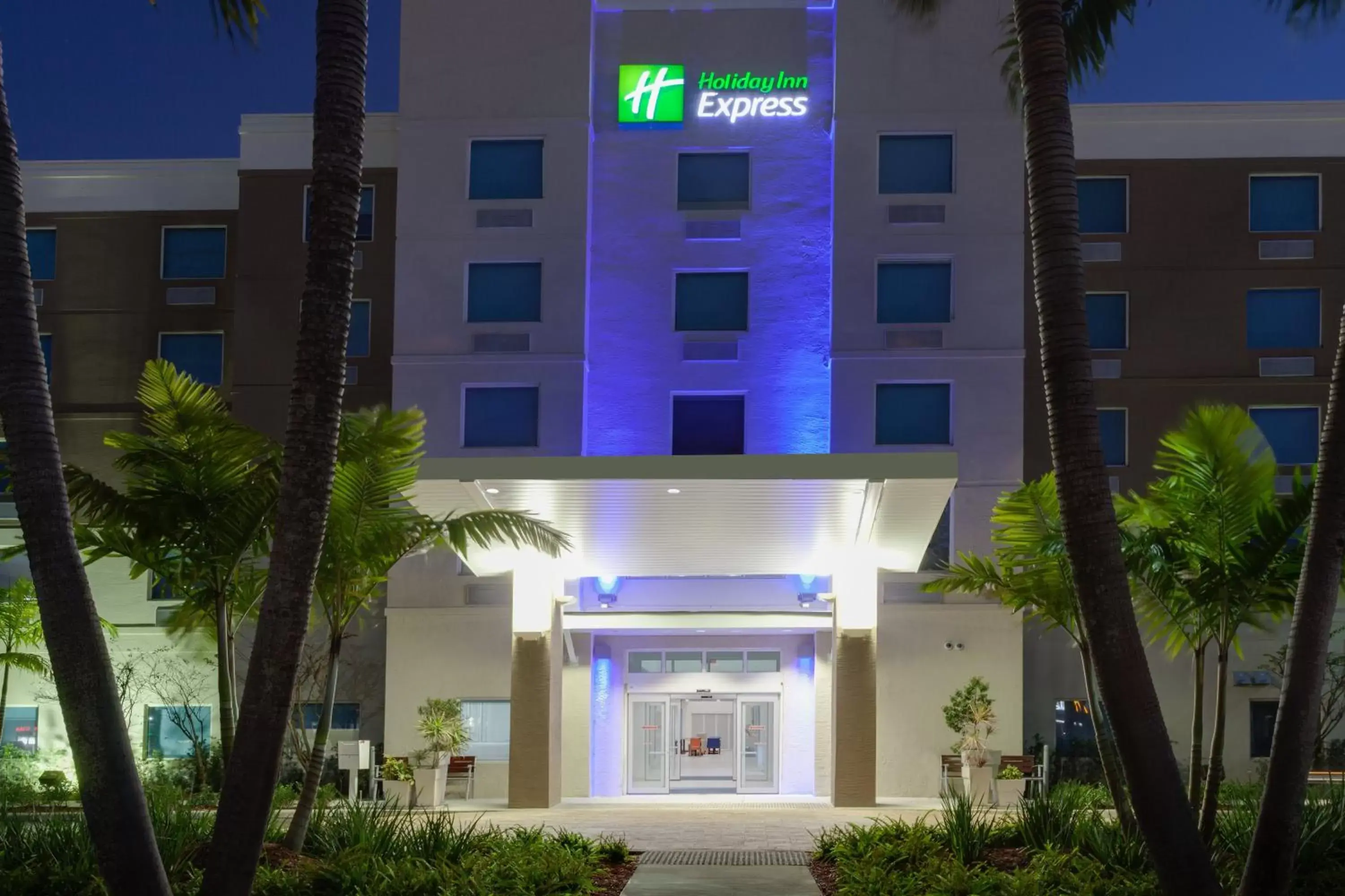 Property building in Holiday Inn Express Hotel & Suites Fort Lauderdale Airport/Cruise Port by IHG Property building in Holiday Inn Express Hotel & Suites Fort Lauderdale Airport/Cruise Port by IHG
