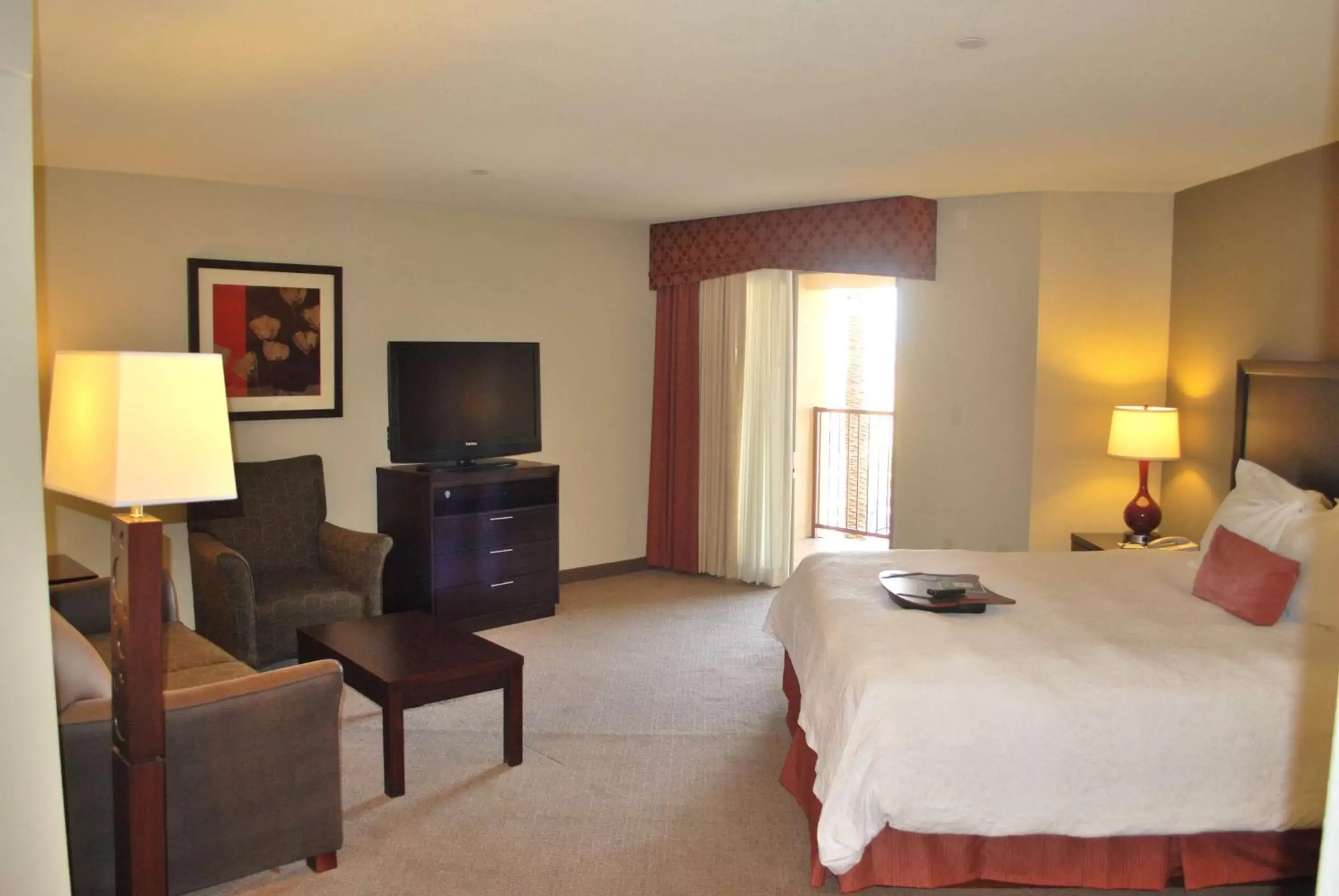 Bed, TV/Entertainment Center in Hampton Inn & Suites Phoenix/Gilbert